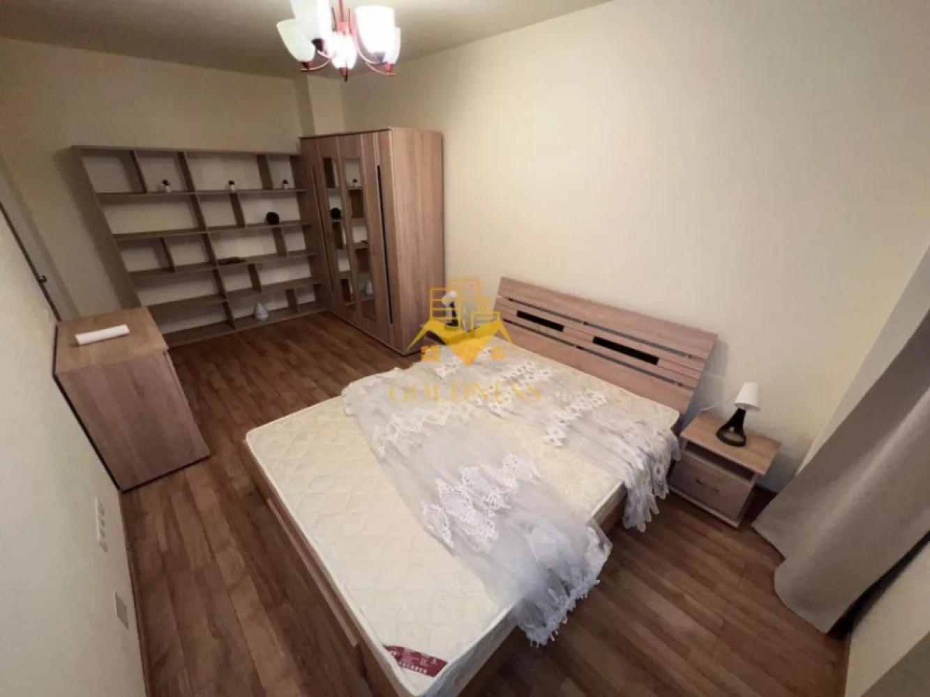3 camere,modern, semicentral, Scala Center, zona Bosch, Pet friendly - GOLDNESS Imobiliare vă propune spre închiriere un apartament cu 3 camere complet mobilat și utilat, la etajul 7 într-un imobil de 7 etaje, în zona Semicentrala. Apartamentul este compartimentat astfel:
 - dormitor cu pat matrimonial, dressing, noptiere
 - dormitor cu canapea extensibila, birou, spatiu pentru depozitare
 - living cu bucatarie open-space complet utilată, canapea extensibla, loc de servit masa, dressing
 - baie cu cabina de dus, calorifer port prosop inox și dulap pentru depozitare.
 - baie de serviciu
 - terasa de 12 mp
Imobilul este dotat cu toate cele necesare- centrală proprie, mașină de spălat haine, masina de spalat vase, frigider, plită electrică, hotă, TV, etc. 
Se află în apropierea stațiilor de transport în comun, magazine, restaurante, spații verzi, farmacii, etc. 
Apartamentul dispune de loc de parcare subterana !

Dacă sunteți interesați de acest apartament și doriți să îl vizionați, dar și pentru alte oferte sau detalii nu ezitați să ne contactați telefonic sau prin e-mail - goldnessimobiliare@gmail.com. Vă stăm la dispoziție!