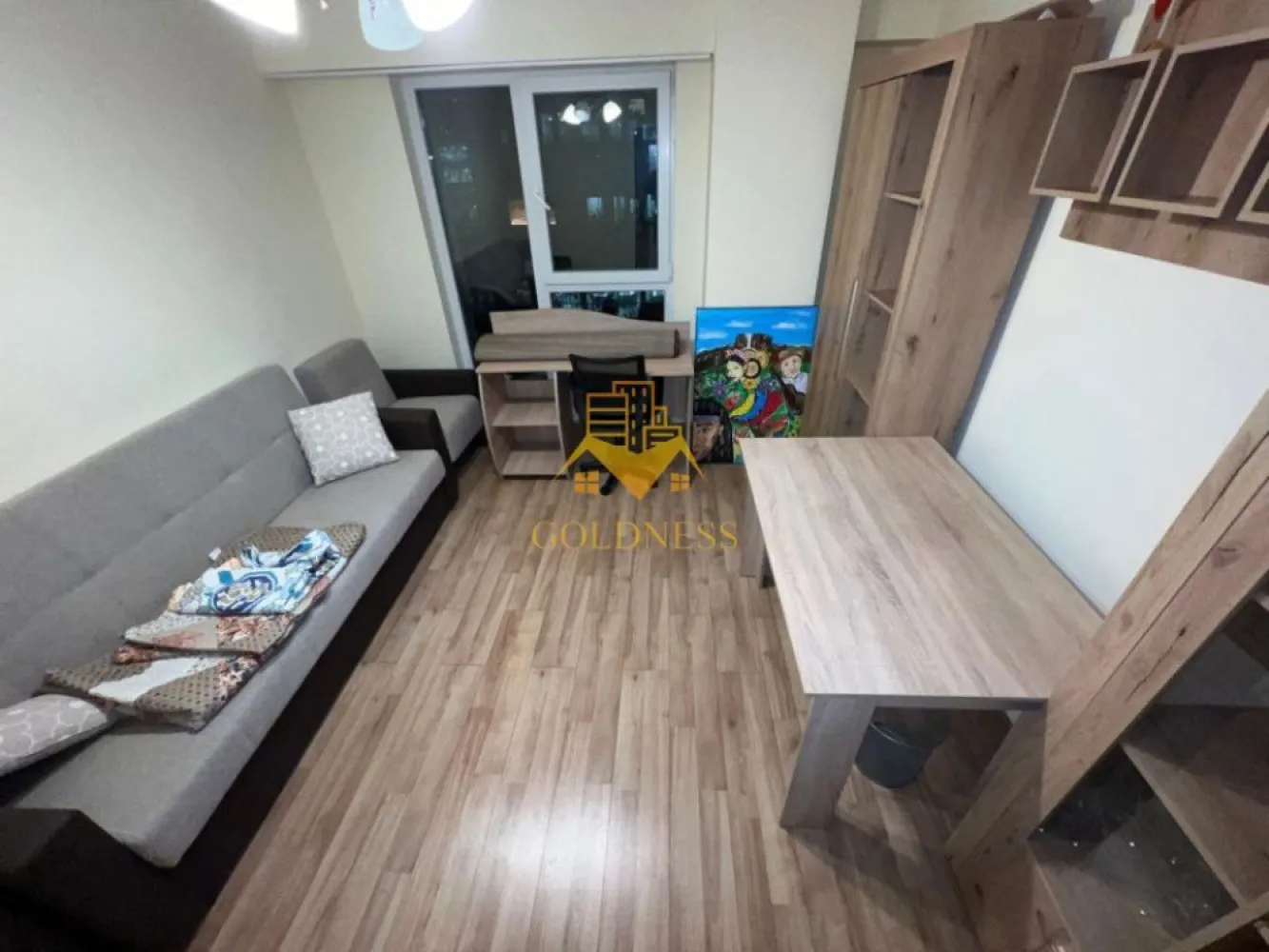 3 camere,modern, semicentral, Scala Center, zona Bosch, Pet friendly - GOLDNESS Imobiliare vă propune spre închiriere un apartament cu 3 camere complet mobilat și utilat, la etajul 7 într-un imobil de 7 etaje, în zona Semicentrala. Apartamentul este compartimentat astfel:
 - dormitor cu pat matrimonial, dressing, noptiere
 - dormitor cu canapea extensibila, birou, spatiu pentru depozitare
 - living cu bucatarie open-space complet utilată, canapea extensibla, loc de servit masa, dressing
 - baie cu cabina de dus, calorifer port prosop inox și dulap pentru depozitare.
 - baie de serviciu
 - terasa de 12 mp
Imobilul este dotat cu toate cele necesare- centrală proprie, mașină de spălat haine, masina de spalat vase, frigider, plită electrică, hotă, TV, etc. 
Se află în apropierea stațiilor de transport în comun, magazine, restaurante, spații verzi, farmacii, etc. 
Apartamentul dispune de loc de parcare subterana !

Dacă sunteți interesați de acest apartament și doriți să îl vizionați, dar și pentru alte oferte sau detalii nu ezitați să ne contactați telefonic sau prin e-mail - goldnessimobiliare@gmail.com. Vă stăm la dispoziție!