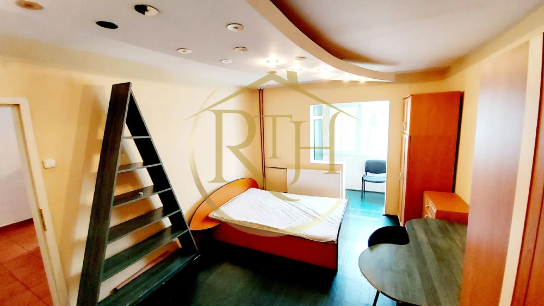 Oferim spre inchiriere apartament 1 camera, decomandat, Complex Studentesc - Oferim spre închiriere un apartament cu 1 cameră, model decomandat, situat la etajul 2, în Complexul Studențesc, pe Intrarea Roma, lângă fostul restaurant Dinar, într-o zonă excelentă, la câțiva pași de toate facultățile. Locația este ideală pentru studenți sau tineri profesioniști care își doresc acces rapid către universități, mijloace de transport și puncte de interes.

Apartamentul este complet mobilat și utilat, fiind foarte bine compartimentat și luminos. Este compus din dormitor confortabil, balcon închis în termopan (ideal pentru depozitare sau relaxare), hol de acces, baie cu cadă și bucătărie separată. Locuința dispune de multiple spații de depozitare, inclusiv în balcon, ceea ce oferă un plus de funcționalitate.
Este dotat cu toate electrocasnicele necesare, precum mașină de spălat rufe, cuptor cu microunde, frigider și aragaz pe gaz racordat la rețeaua orașului. Încălzirea se realizează prin sistemul centralizat al orașului.
Apartamentul este ideal pentru un cuplu sau o singură persoană. Nu se acceptă animale de companie. Se caută chiriași serioși și stabili, pentru o colaborare pe termen lung.

Proprietate reprezentată de RealTimHouse.ro – Un pas spre un loc doar al tău!
Vizionare online: https://youtu.be/Tzo30OXqzLg?si=FHT3pdb7iVx4NugL
Preț: 260 euro/lună chirie + garanție 260 euro + comision agenție.