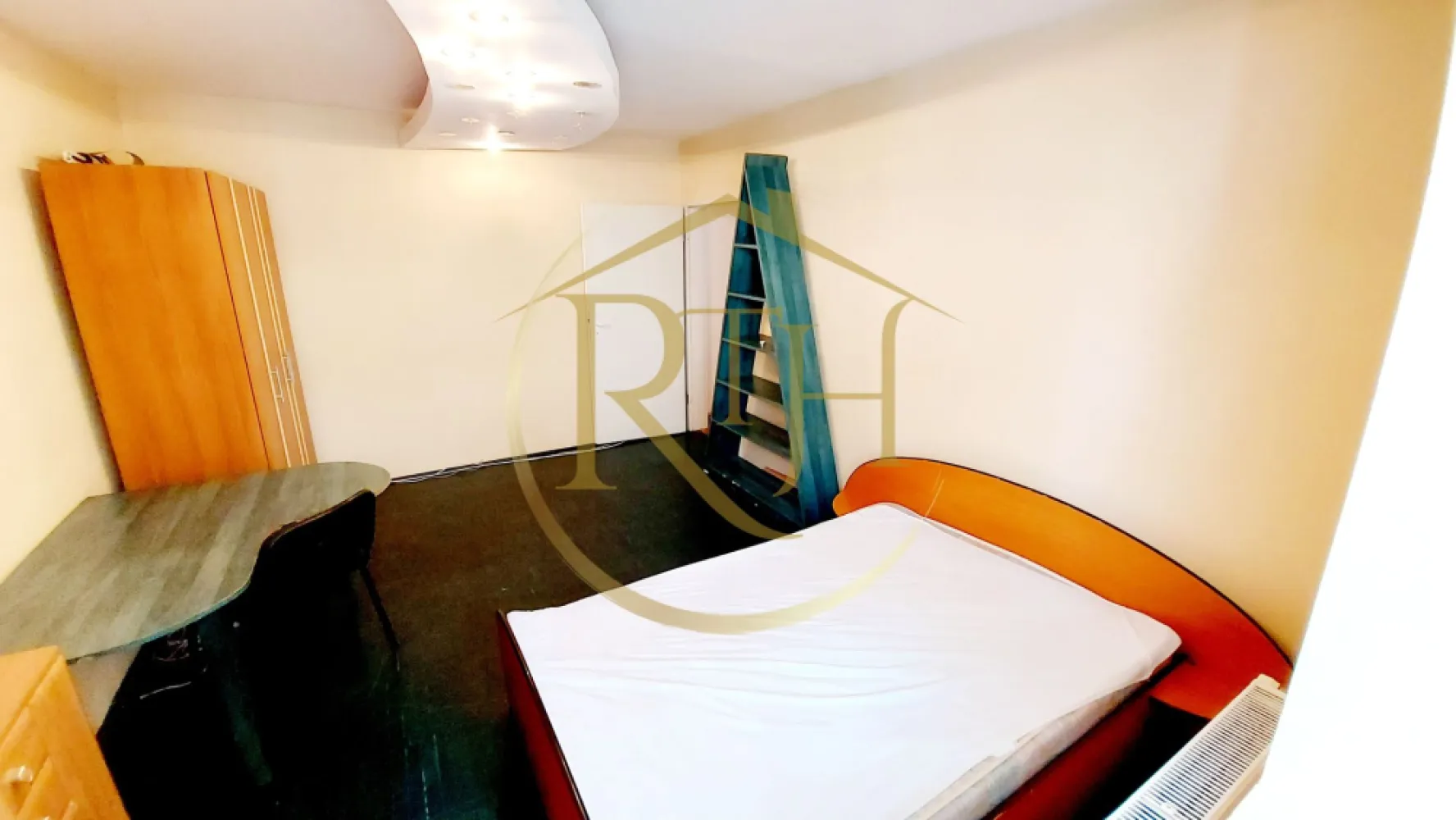 Oferim spre inchiriere apartament 1 camera, decomandat, Complex Studentesc - Oferim spre închiriere un apartament cu 1 cameră, model decomandat, situat la etajul 2, în Complexul Studențesc, pe Intrarea Roma, lângă fostul restaurant Dinar, într-o zonă excelentă, la câțiva pași de toate facultățile. Locația este ideală pentru studenți sau tineri profesioniști care își doresc acces rapid către universități, mijloace de transport și puncte de interes.

Apartamentul este complet mobilat și utilat, fiind foarte bine compartimentat și luminos. Este compus din dormitor confortabil, balcon închis în termopan (ideal pentru depozitare sau relaxare), hol de acces, baie cu cadă și bucătărie separată. Locuința dispune de multiple spații de depozitare, inclusiv în balcon, ceea ce oferă un plus de funcționalitate.
Este dotat cu toate electrocasnicele necesare, precum mașină de spălat rufe, cuptor cu microunde, frigider și aragaz pe gaz racordat la rețeaua orașului. Încălzirea se realizează prin sistemul centralizat al orașului.
Apartamentul este ideal pentru un cuplu sau o singură persoană. Nu se acceptă animale de companie. Se caută chiriași serioși și stabili, pentru o colaborare pe termen lung.

Proprietate reprezentată de RealTimHouse.ro – Un pas spre un loc doar al tău!
Vizionare online: https://youtu.be/Tzo30OXqzLg?si=FHT3pdb7iVx4NugL
Preț: 260 euro/lună chirie + garanție 260 euro + comision agenție.