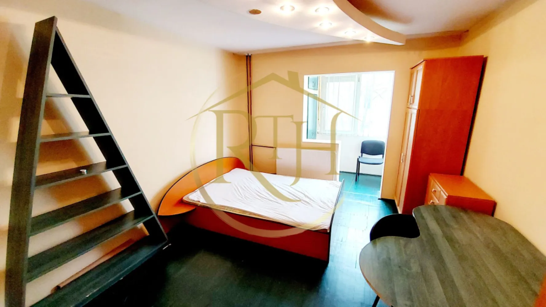 Oferim spre inchiriere apartament 1 camera, decomandat, Complex Studentesc - Oferim spre închiriere un apartament cu 1 cameră, model decomandat, situat la etajul 2, în Complexul Studențesc, pe Intrarea Roma, lângă fostul restaurant Dinar, într-o zonă excelentă, la câțiva pași de toate facultățile. Locația este ideală pentru studenți sau tineri profesioniști care își doresc acces rapid către universități, mijloace de transport și puncte de interes.

Apartamentul este complet mobilat și utilat, fiind foarte bine compartimentat și luminos. Este compus din dormitor confortabil, balcon închis în termopan (ideal pentru depozitare sau relaxare), hol de acces, baie cu cadă și bucătărie separată. Locuința dispune de multiple spații de depozitare, inclusiv în balcon, ceea ce oferă un plus de funcționalitate.
Este dotat cu toate electrocasnicele necesare, precum mașină de spălat rufe, cuptor cu microunde, frigider și aragaz pe gaz racordat la rețeaua orașului. Încălzirea se realizează prin sistemul centralizat al orașului.
Apartamentul este ideal pentru un cuplu sau o singură persoană. Nu se acceptă animale de companie. Se caută chiriași serioși și stabili, pentru o colaborare pe termen lung.

Proprietate reprezentată de RealTimHouse.ro – Un pas spre un loc doar al tău!
Vizionare online: https://youtu.be/Tzo30OXqzLg?si=FHT3pdb7iVx4NugL
Preț: 260 euro/lună chirie + garanție 260 euro + comision agenție.
