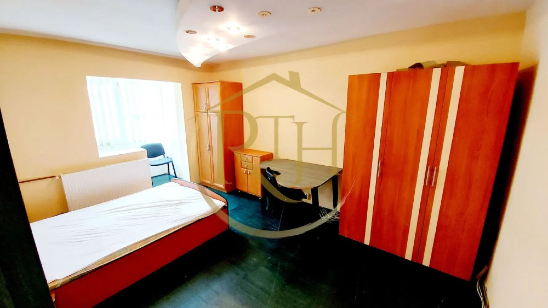 Oferim spre inchiriere apartament 1 camera, decomandat, Complex Studentesc - Oferim spre închiriere un apartament cu 1 cameră, model decomandat, situat la etajul 2, în Complexul Studențesc, pe Intrarea Roma, lângă fostul restaurant Dinar, într-o zonă excelentă, la câțiva pași de toate facultățile. Locația este ideală pentru studenți sau tineri profesioniști care își doresc acces rapid către universități, mijloace de transport și puncte de interes.

Apartamentul este complet mobilat și utilat, fiind foarte bine compartimentat și luminos. Este compus din dormitor confortabil, balcon închis în termopan (ideal pentru depozitare sau relaxare), hol de acces, baie cu cadă și bucătărie separată. Locuința dispune de multiple spații de depozitare, inclusiv în balcon, ceea ce oferă un plus de funcționalitate.
Este dotat cu toate electrocasnicele necesare, precum mașină de spălat rufe, cuptor cu microunde, frigider și aragaz pe gaz racordat la rețeaua orașului. Încălzirea se realizează prin sistemul centralizat al orașului.
Apartamentul este ideal pentru un cuplu sau o singură persoană. Nu se acceptă animale de companie. Se caută chiriași serioși și stabili, pentru o colaborare pe termen lung.

Proprietate reprezentată de RealTimHouse.ro – Un pas spre un loc doar al tău!
Vizionare online: https://youtu.be/Tzo30OXqzLg?si=FHT3pdb7iVx4NugL
Preț: 260 euro/lună chirie + garanție 260 euro + comision agenție.