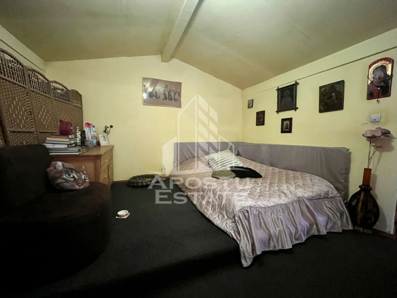 Casa cu 6 camere, pe doua nivele, zona Lipovei, Timisoara - APOSTU ESTATE va propune spre vanzare o casa cu 6 camere, 2 bai plus o anexa in zona rezidentiala de case din cartierul Lipovei, la 18 minute de mers pe jos pana la Iulius Mall.

Imobilul dispune de o suprafata utila de 176 mp si este compartimentat astfel:
Parter:
-2 dormitoare matrimoniale
-bucatarie cu loc de luat masa
-living generos
-baie cu geam
-terasa inchisa;
 Mansarda:
-hol acces;
-2 dormitoare generoase
-baie cu cada pe colt
- camera de zi
-terasa; 

Casa este pretabila pentru locuinta unei familii cu minim 4 membrii sau ca investitie pentru spatiu comercial. Pozitia excelenta suprafata utila si spurafata terenului, precum si compartimentarea sunt caracteristicile principale care justifica pretul avantajos.

Oferim consultanta si solutii financiare prin colaboratorii nostri.
Va invitam cu drag la o vizionare!
 ID intern: CP1928370