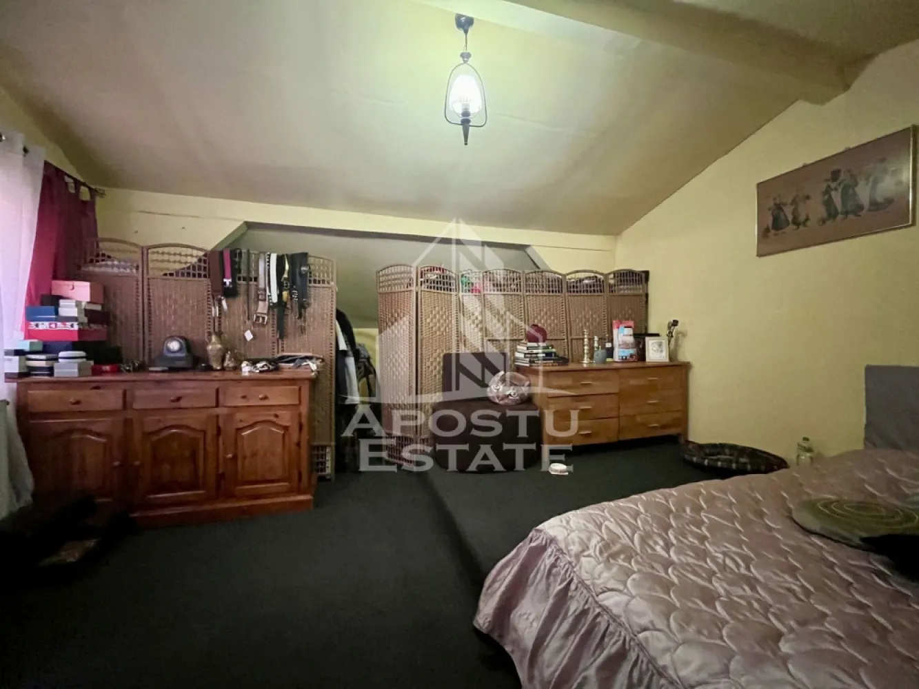 Casa cu 6 camere, pe doua nivele, zona Lipovei, Timisoara - APOSTU ESTATE va propune spre vanzare o casa cu 6 camere, 2 bai plus o anexa in zona rezidentiala de case din cartierul Lipovei, la 18 minute de mers pe jos pana la Iulius Mall.

Imobilul dispune de o suprafata utila de 176 mp si este compartimentat astfel:
Parter:
-2 dormitoare matrimoniale
-bucatarie cu loc de luat masa
-living generos
-baie cu geam
-terasa inchisa;
 Mansarda:
-hol acces;
-2 dormitoare generoase
-baie cu cada pe colt
- camera de zi
-terasa; 

Casa este pretabila pentru locuinta unei familii cu minim 4 membrii sau ca investitie pentru spatiu comercial. Pozitia excelenta suprafata utila si spurafata terenului, precum si compartimentarea sunt caracteristicile principale care justifica pretul avantajos.

Oferim consultanta si solutii financiare prin colaboratorii nostri.
Va invitam cu drag la o vizionare!
 ID intern: CP1928370