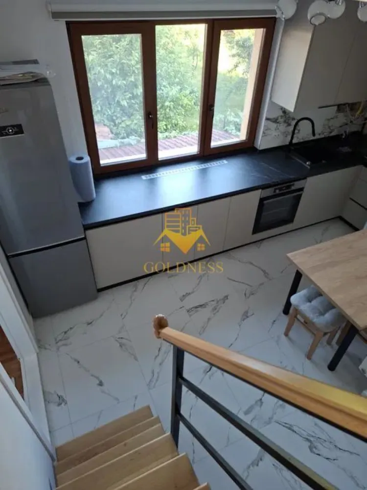 2 Camere decomandate, Intre lacuri, FSEGA,Iulius Mall,Prima inchiriere - GOLDNESS Imobiliare vă propune spre închiriere un apartament cu 3 camere complet mobilat și utilat, acesta este intr-o casa si avem parter+etajul 1 într-un imobil de 2 etaje, în Cartierul Intre lacuri!
Posibilitate de parcare in zona la liber!
Se află în apropierea stațiilor de transport în comun, magazine, restaurante, spații verzi, farmacii, etc. 

Apartamentul este compartimentat astfel:
 - dormitor cu pat matrimonial, dressing, noptiere
 - living cu bucatarie open space complet utilată și mobilată, canapea extensibilă, loc de servit masa 
 - baie cu cabina de dus, calorifer port prosop și dulap pentru depozitare.
 -curte 20 mp

Imobilul este dotat cu toate cele necesare- centrală proprie, frigider, aragaz, hotă, mașină de spălat haine, etc. 

Dacă sunteți interesați de acest apartament și doriți să îl vizionați, dar și pentru alte oferte nu ezitați să ne contactați telefonic sau prin e-mail. Vă stăm la dispoziție!
Pentru intermediere se percepe un comision de 50% din prețul chiriei!