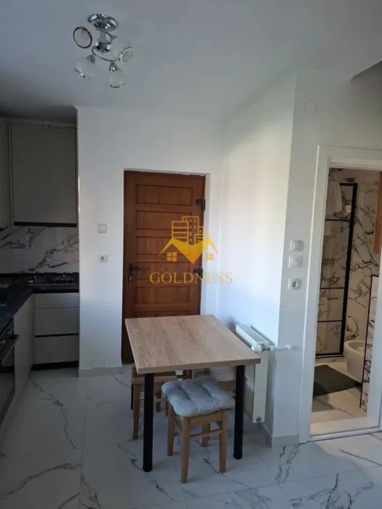 2 Camere decomandate, Intre lacuri, FSEGA,Iulius Mall,Prima inchiriere - GOLDNESS Imobiliare vă propune spre închiriere un apartament cu 3 camere complet mobilat și utilat, acesta este intr-o casa si avem parter+etajul 1 într-un imobil de 2 etaje, în Cartierul Intre lacuri!
Posibilitate de parcare in zona la liber!
Se află în apropierea stațiilor de transport în comun, magazine, restaurante, spații verzi, farmacii, etc. 

Apartamentul este compartimentat astfel:
 - dormitor cu pat matrimonial, dressing, noptiere
 - living cu bucatarie open space complet utilată și mobilată, canapea extensibilă, loc de servit masa 
 - baie cu cabina de dus, calorifer port prosop și dulap pentru depozitare.
 -curte 20 mp

Imobilul este dotat cu toate cele necesare- centrală proprie, frigider, aragaz, hotă, mașină de spălat haine, etc. 

Dacă sunteți interesați de acest apartament și doriți să îl vizionați, dar și pentru alte oferte nu ezitați să ne contactați telefonic sau prin e-mail. Vă stăm la dispoziție!
Pentru intermediere se percepe un comision de 50% din prețul chiriei!