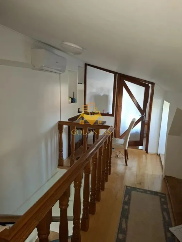 2 Camere decomandate, Intre lacuri, FSEGA,Iulius Mall,Prima inchiriere - GOLDNESS Imobiliare vă propune spre închiriere un apartament cu 3 camere complet mobilat și utilat, acesta este intr-o casa si avem parter+etajul 1 într-un imobil de 2 etaje, în Cartierul Intre lacuri!
Posibilitate de parcare in zona la liber!
Se află în apropierea stațiilor de transport în comun, magazine, restaurante, spații verzi, farmacii, etc. 

Apartamentul este compartimentat astfel:
 - dormitor cu pat matrimonial, dressing, noptiere
 - living cu bucatarie open space complet utilată și mobilată, canapea extensibilă, loc de servit masa 
 - baie cu cabina de dus, calorifer port prosop și dulap pentru depozitare.
 -curte 20 mp

Imobilul este dotat cu toate cele necesare- centrală proprie, frigider, aragaz, hotă, mașină de spălat haine, etc. 

Dacă sunteți interesați de acest apartament și doriți să îl vizionați, dar și pentru alte oferte nu ezitați să ne contactați telefonic sau prin e-mail. Vă stăm la dispoziție!
Pentru intermediere se percepe un comision de 50% din prețul chiriei!
