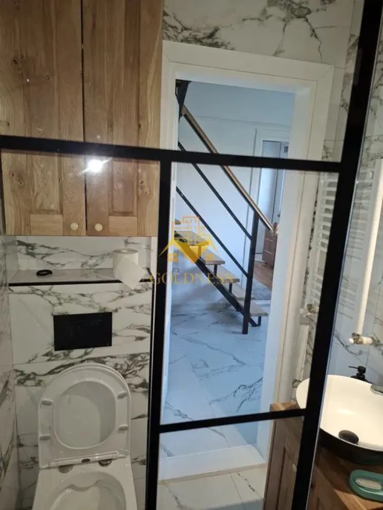 2 Camere decomandate, Intre lacuri, FSEGA,Iulius Mall,Prima inchiriere - GOLDNESS Imobiliare vă propune spre închiriere un apartament cu 3 camere complet mobilat și utilat, acesta este intr-o casa si avem parter+etajul 1 într-un imobil de 2 etaje, în Cartierul Intre lacuri!
Posibilitate de parcare in zona la liber!
Se află în apropierea stațiilor de transport în comun, magazine, restaurante, spații verzi, farmacii, etc. 

Apartamentul este compartimentat astfel:
 - dormitor cu pat matrimonial, dressing, noptiere
 - living cu bucatarie open space complet utilată și mobilată, canapea extensibilă, loc de servit masa 
 - baie cu cabina de dus, calorifer port prosop și dulap pentru depozitare.
 -curte 20 mp

Imobilul este dotat cu toate cele necesare- centrală proprie, frigider, aragaz, hotă, mașină de spălat haine, etc. 

Dacă sunteți interesați de acest apartament și doriți să îl vizionați, dar și pentru alte oferte nu ezitați să ne contactați telefonic sau prin e-mail. Vă stăm la dispoziție!
Pentru intermediere se percepe un comision de 50% din prețul chiriei!