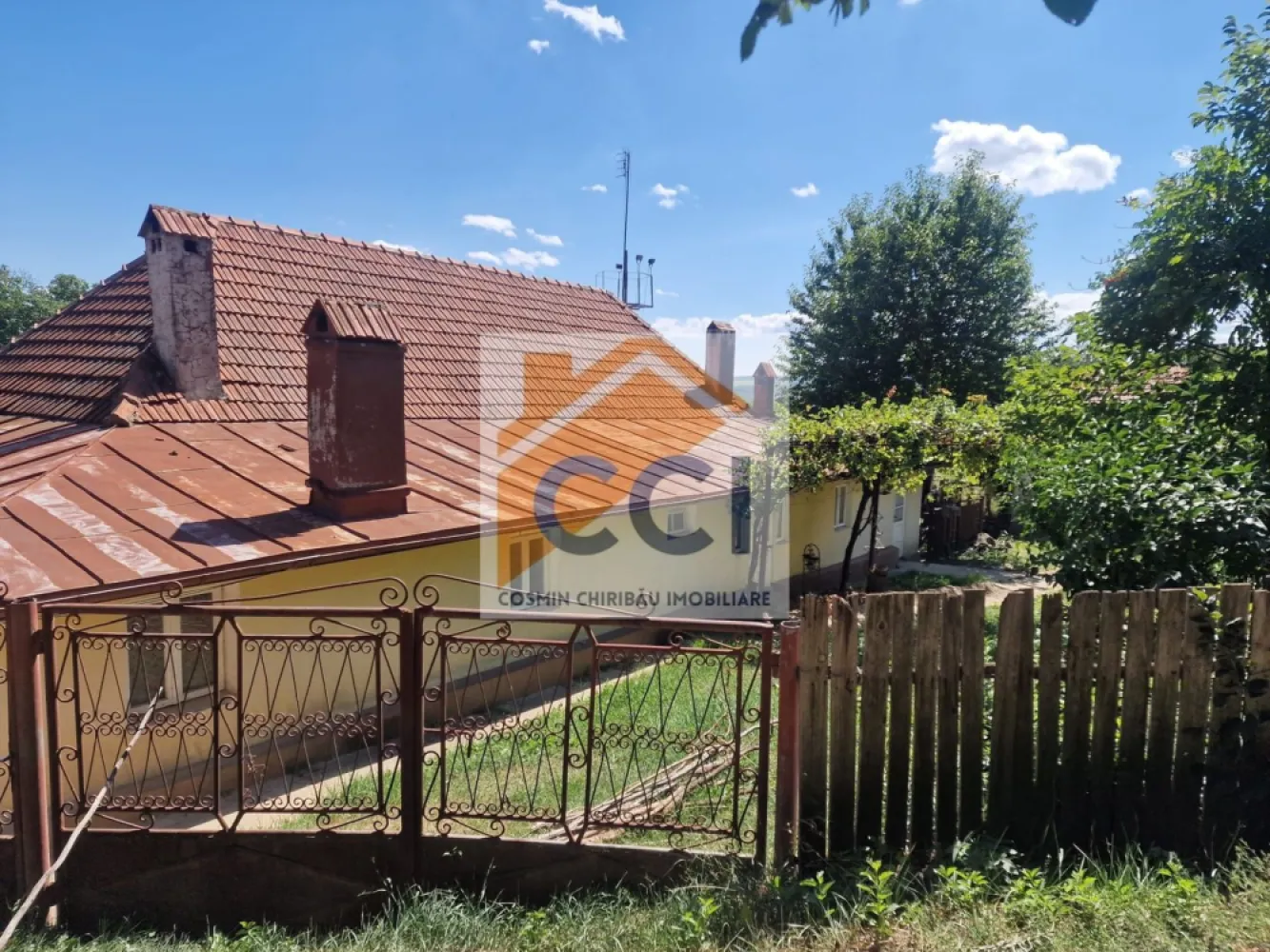 Casa in mediu rural cu teren - Casă de vânzare în Parava – liniște, spațiu și natură!
Se vinde casă situată în localitatea Parava, într-o zonă rurală liniștită, ideală pentru cei care caută un stil de viață relaxat, departe de agitația urbană. Proprietatea este compusă dintr-o casă spațioasă cu 5 camere și un teren generos, perfect pentru grădinărit, livadă sau alte activități agricole.
Detalii proprietate:
Suprafață construită: 184 mp
5 camere luminoase și bine compartimentate
Bucătărie + baie 
Curent electric, apă curentă (sau fântână), posibilitate de racordare la gaze (dacă este cazul)
Teren:
Suprafață teren: 10426 mp 
Curte spațioasă + grădină
Posibilitate de extindere sau alte utilizări agricole
Localizare: Sat/Comuna Parava, județul Bacau
Ideală pentru: locuință permanentă, casă de vacanță, investiție în agroturism sau casă de weekend.