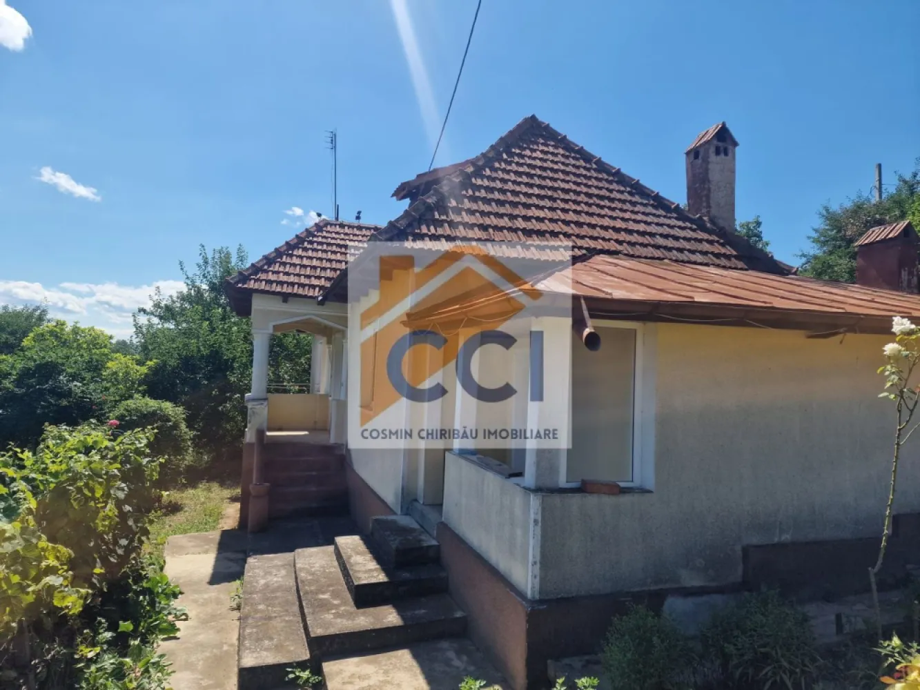 Casa in mediu rural cu teren - Casă de vânzare în Parava – liniște, spațiu și natură!
Se vinde casă situată în localitatea Parava, într-o zonă rurală liniștită, ideală pentru cei care caută un stil de viață relaxat, departe de agitația urbană. Proprietatea este compusă dintr-o casă spațioasă cu 5 camere și un teren generos, perfect pentru grădinărit, livadă sau alte activități agricole.
Detalii proprietate:
Suprafață construită: 184 mp
5 camere luminoase și bine compartimentate
Bucătărie + baie 
Curent electric, apă curentă (sau fântână), posibilitate de racordare la gaze (dacă este cazul)
Teren:
Suprafață teren: 10426 mp 
Curte spațioasă + grădină
Posibilitate de extindere sau alte utilizări agricole
Localizare: Sat/Comuna Parava, județul Bacau
Ideală pentru: locuință permanentă, casă de vacanță, investiție în agroturism sau casă de weekend.