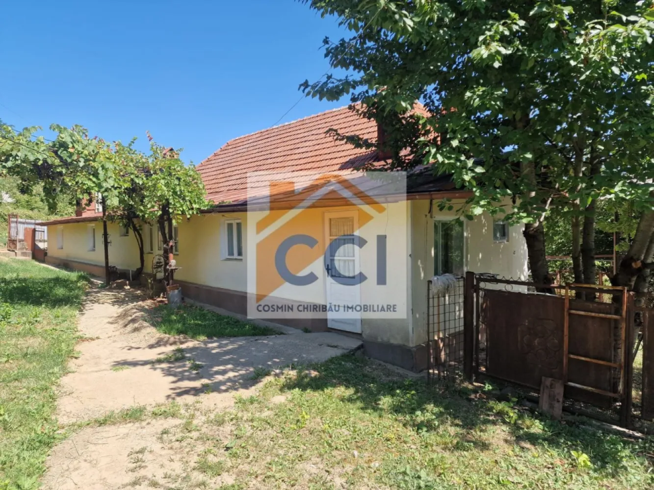Casa in mediu rural cu teren
