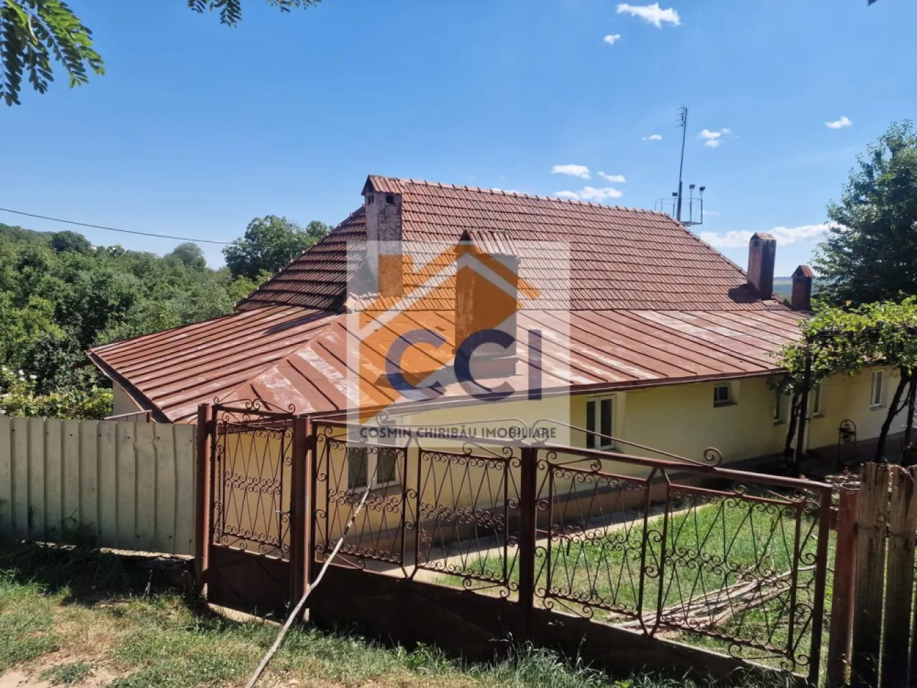 Casa in mediu rural cu teren
