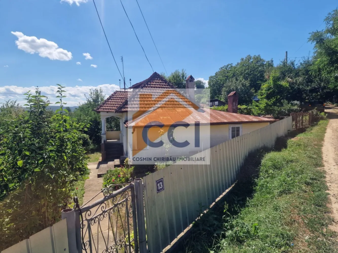 Casa in mediu rural cu teren