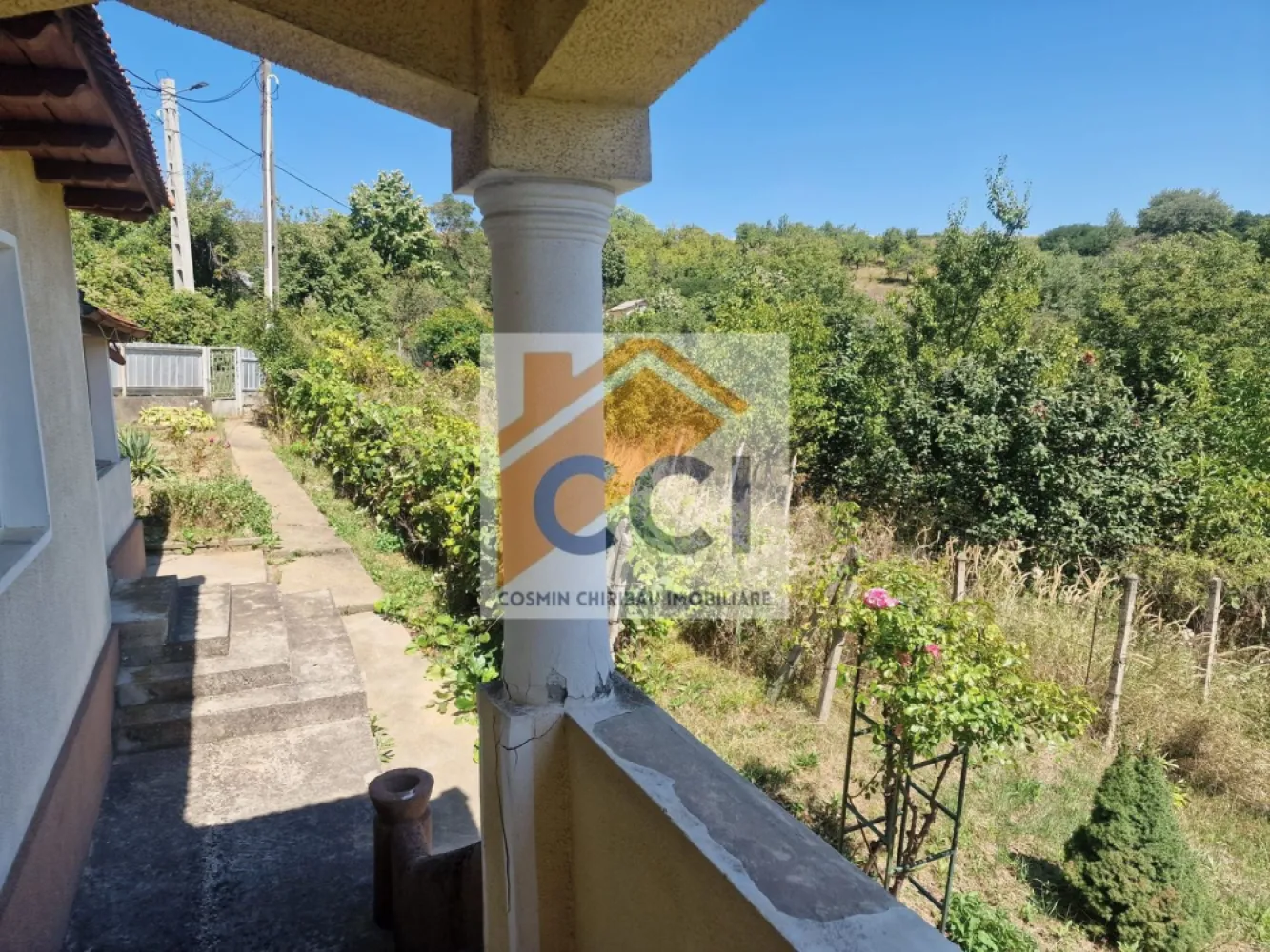 Casa in mediu rural cu teren