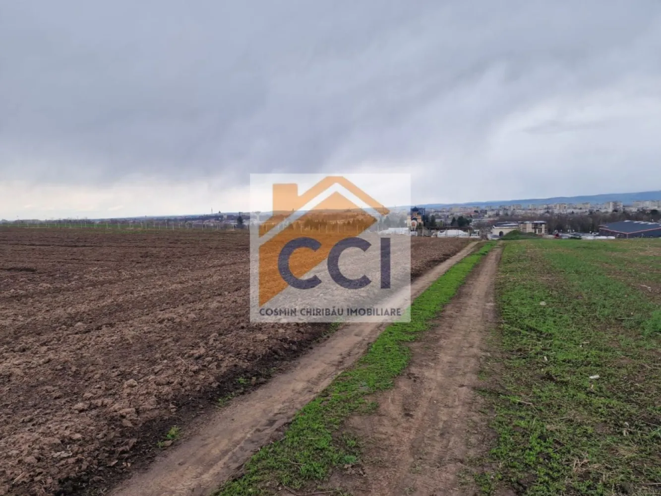 Teren 10,000mp Bacau / Strada Alexandru Safran - Se vinde aceasta suprafata de teren de 1ha, situata in spatele RAR Bacau, cu acces din strada Alexandru Safran printr-un drum public perpendicular pe aceasta de aprox. 250 m. Zona a fost inclusa la actualizarea PUG ului mun. Bacau in intravilanul extins ,fapt care ii confera valente puternice de dezvoltare in viitor. Fiind deasupra nivelului orasului, panorama de la fata locului este superba, ai senzatia ca tii orasul in palma. Exista certificat de urbanism de informare pt aceasta proprietate.
Pt orice alte detalii sau vizionari nu ezita sa ma contactezi.