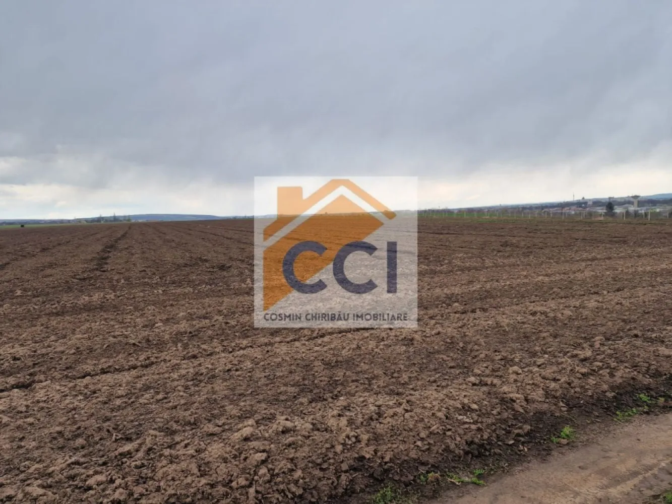 Teren 10,000mp Bacau / Strada Alexandru Safran - Se vinde aceasta suprafata de teren de 1ha, situata in spatele RAR Bacau, cu acces din strada Alexandru Safran printr-un drum public perpendicular pe aceasta de aprox. 250 m. Zona a fost inclusa la actualizarea PUG ului mun. Bacau in intravilanul extins ,fapt care ii confera valente puternice de dezvoltare in viitor. Fiind deasupra nivelului orasului, panorama de la fata locului este superba, ai senzatia ca tii orasul in palma. Exista certificat de urbanism de informare pt aceasta proprietate.
Pt orice alte detalii sau vizionari nu ezita sa ma contactezi.
