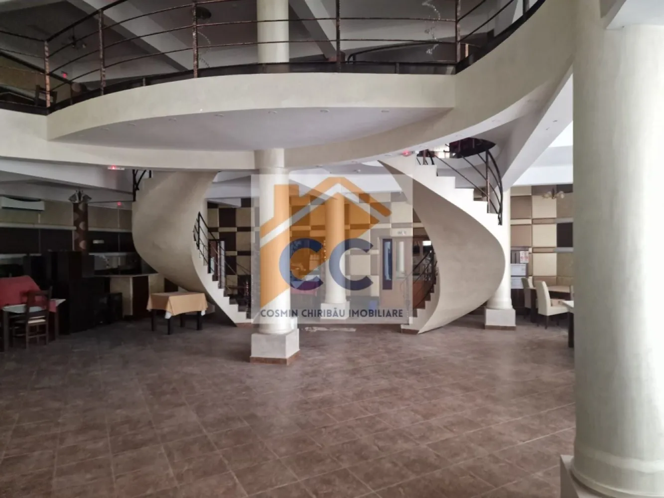 Restaurant Piscina Club Principe - Oportunitate de business pe segmetul restaurant, sala de evenimente, piscina si recreere.
Se vinde binecunoscutul Club Restaurant Piscina Principe de la Magura, proprietate situata pe DN 11. Proprietatea este formata dintr o cladire principala cu o parcare generoasa si o terasa exterioara acoperita in fata,un cort de evenimente,2 piscine,spatiu de recreere si loc de joaca pt copii de tip livada cu gazon.
Cladirea principala are o suprafata desfasurata de 866 mp .cu un regim de inaltime parter si etaj de tip subpanta cu gol peste parter.
Capacitatea parterului este de aprox. 140 locuri pe scaune,deservite de o bucatarie complet echipata si functionala.Tot pe parter exista toalete ,un hol de intrare ,garderoba,si accesul spre doua scari zidite in spirala care acceseaza etajul.
Etajul are o capacitate de aprox 120 locuri pe scaune si mai contine holuri de circulatie ,toalete si o bucatarie echipata cu cele necesare pt a face pizza.Tot aici la etaj exista si 3 balcoane.
Podul de sub sarpanta cladirii este inalt putand fi fi adaptat si transformat existand deci posibilitate de a realiza cateva camere
Cortul de evenimente este destinat activitatilor de recreere / divertisment/ club in perioada de vara ,are echipamente specifice pt Dj si are o capacitate de aprox 120 persoane.
2 piscine: una cu dimensiunea de 25x11 m si una de copii cu dimensiunea de 4x4 m,ambele complet echipate si functionale cu pompe si filtre specifice.
Intreaga proprietate beneficiaza de curent electric trifazat, detine put propriu pt apa destinata piscinelor si conexiune la reteaua de apa publica CT pe gaz cu radiatoare clasice si imprejmuire la limta de proprietate cu gard zidit.De asemenea proprietatea detine Autorizatie ISU.
Proprietetea are un grad ridicat de profitabilitate, spatiile destinate organizarii de evenimente: nunti, botezuri, petreceri private, etc fiind exact pe segmentul cu mare interes din zilele noastre.
La acestea se adauga cele doua piscine care in perioada de vara aduna sute de clienti care vin acolo pentru recreere, devenind astfel si consumatori directi pt cele doua bucatarii existente in corpul principal.
Toate cele descise in ultimele paragrafe conduc la certa concluzie ca cel care va face achizitia acolo ,va putea beneficia de un business solid, la cheie,cu vad vad solid deja existent, aducator de sume importante de cash.
Pt vizionari si sau orice alte detalii te invit sa nu eziti sa ma contactezi.