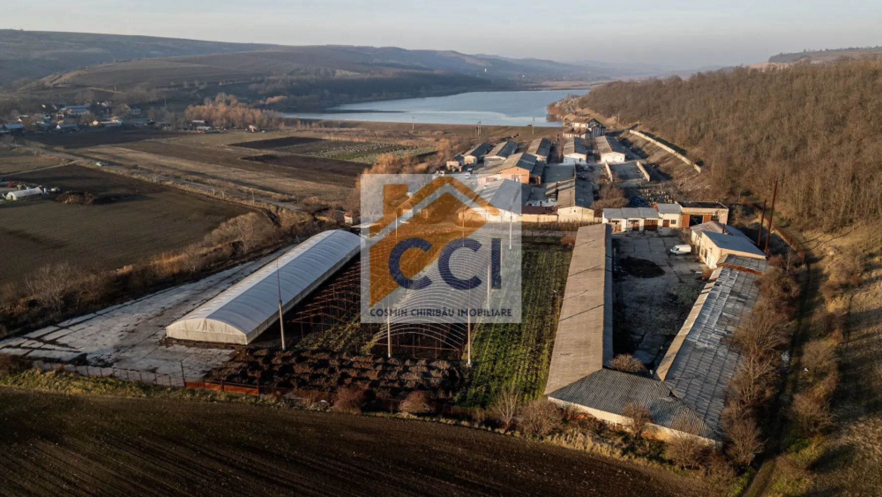 Fosta Ferma a Partidului de la Horgesti - de vanzare - Se vinde Fosta Ferma a PCR de la Horgesti, de pe malul lacului cu acelasi nume.

Suprafata totala a ternului intravilan aferent acestei proprietati este de 5 Ha, pe care se regasesc Hale, o casa de locuit, constructii anexe.

Acolo functioneaza la acest moment o activitate economica de producere si crestere a ciupercilor,firma actuala avand o capacitate de productie de peste 50 t lunar, cu lant de vanzari propriu prin depozite zonale si contracte cu marii retaileri alimentari de pe piata.

Aceasta proprietate poate fi revigorata pe segmentul cresterii animalelor (porcine si vite) ,dar idealul ar fi o potentiala vanzare a tuturor activelor catre o firma care sa continue productia de ciuperci comestibile care este realizata acum sub toate standardele aferente acestei industrii.

Lacul de piscicol aflat in proximitate confera oportunitati de dezvoltare si pe segemntul turistic sau de agrement piscicol.

Proprietatea detine si fosta Vila de Protocol cu vedere la lac a PCR care necesita acum renovari masive pt a putea fi redata folosirii.

Exista un raport de evaluare recent care a luat in calcul atat valoarea intrinseca a activelor,cat si cifra de afaceri si gradul de profitabilitate aferent productiei existente de ciuperci comestibile.