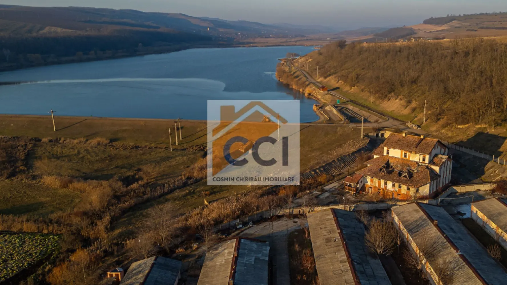Fosta Ferma a Partidului de la Horgesti - de vanzare - Se vinde Fosta Ferma a PCR de la Horgesti, de pe malul lacului cu acelasi nume.

Suprafata totala a ternului intravilan aferent acestei proprietati este de 5 Ha, pe care se regasesc Hale, o casa de locuit, constructii anexe.

Acolo functioneaza la acest moment o activitate economica de producere si crestere a ciupercilor,firma actuala avand o capacitate de productie de peste 50 t lunar, cu lant de vanzari propriu prin depozite zonale si contracte cu marii retaileri alimentari de pe piata.

Aceasta proprietate poate fi revigorata pe segmentul cresterii animalelor (porcine si vite) ,dar idealul ar fi o potentiala vanzare a tuturor activelor catre o firma care sa continue productia de ciuperci comestibile care este realizata acum sub toate standardele aferente acestei industrii.

Lacul de piscicol aflat in proximitate confera oportunitati de dezvoltare si pe segemntul turistic sau de agrement piscicol.

Proprietatea detine si fosta Vila de Protocol cu vedere la lac a PCR care necesita acum renovari masive pt a putea fi redata folosirii.

Exista un raport de evaluare recent care a luat in calcul atat valoarea intrinseca a activelor,cat si cifra de afaceri si gradul de profitabilitate aferent productiei existente de ciuperci comestibile.