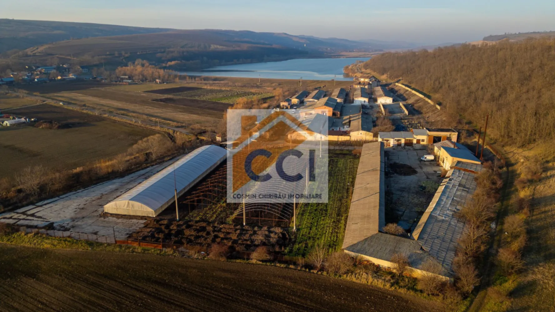 Fosta Ferma a Partidului de la Horgesti - de vanzare - Se vinde Fosta Ferma a PCR de la Horgesti, de pe malul lacului cu acelasi nume.

Suprafata totala a ternului intravilan aferent acestei proprietati este de 5 Ha, pe care se regasesc Hale, o casa de locuit, constructii anexe.

Acolo functioneaza la acest moment o activitate economica de producere si crestere a ciupercilor,firma actuala avand o capacitate de productie de peste 50 t lunar, cu lant de vanzari propriu prin depozite zonale si contracte cu marii retaileri alimentari de pe piata.

Aceasta proprietate poate fi revigorata pe segmentul cresterii animalelor (porcine si vite) ,dar idealul ar fi o potentiala vanzare a tuturor activelor catre o firma care sa continue productia de ciuperci comestibile care este realizata acum sub toate standardele aferente acestei industrii.

Lacul de piscicol aflat in proximitate confera oportunitati de dezvoltare si pe segemntul turistic sau de agrement piscicol.

Proprietatea detine si fosta Vila de Protocol cu vedere la lac a PCR care necesita acum renovari masive pt a putea fi redata folosirii.

Exista un raport de evaluare recent care a luat in calcul atat valoarea intrinseca a activelor,cat si cifra de afaceri si gradul de profitabilitate aferent productiei existente de ciuperci comestibile.