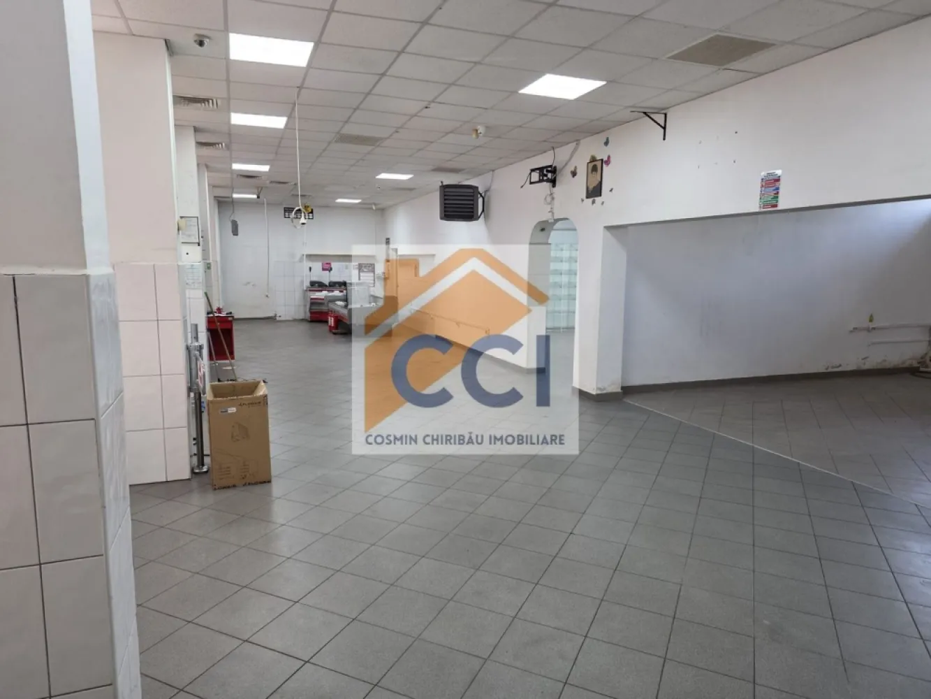 Spatiu comercial in inima cartierului Cornisa - Business-ul tău merită o locație care inspiră succes !
În inima exclusivistă a cartierului Cornișa, vă prezentăm un spațiu comercial cu adevărat special — 230 mp situați la parter, concepuți pentru afaceri care își doresc vizibilitate, eleganță și poziționare strategică.

Un spațiu rafinat, versatil și luminos, ce oferă combinația perfectă între funcționalitate și imagine premium. Datorită amplasării excelente și accesului facil, proprietatea se pretează ideal pentru:
▫️ showroom exclusivist
▫️ clinică medicală / beauty concept
▫️ birouri moderne
▫️ prestări servicii premium
▫️ logistică & depozitare
▫️ activități comerciale și soluții fotovoltaice

Fiecare metru transmite potențial, profesionalism și oportunitatea de a construi un business într-o zonă cu notorietate și dezvoltare continuă.Spatiul beneficiaza de panouri fotovoltaice 15 kw.Suprafata open space la care se adauga birou si spatiu toalete accese prin fata spate si lateral. Totul pregatit pt afacereata sau pt o ulterioara inchiriere.

O proprietate care nu oferă doar spațiu, ci prezență.
O investiție care oferă mai mult decât valoare — oferă perspectivă.