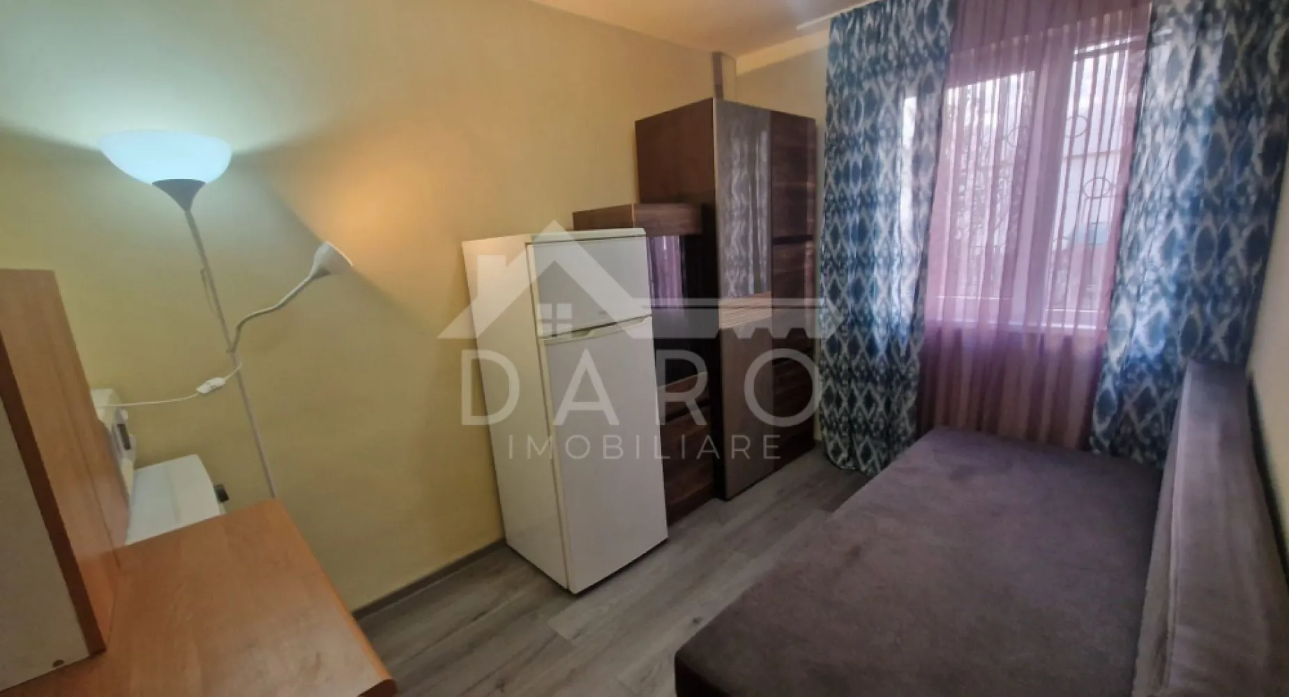 🏡 Garsonieră de vânzare – Str. Hunedoara | 15 mp | 22.000 € | Ideală - 🏡 Garsonieră de vânzare sau inchiriere – Str. Hunedoara | 15 mp | 25,500€ | Ideală pentru investiție

Se oferă spre vânzare spațiu locativ situat pe strada Hunedoara, potrivit pentru locuire sau investiție, cu posibilitate de amenajare tip garsonieră.
📐 Suprafață utilă: 15 mp
✔ posibilitate de compartimentare eficientă
✔ ideal pentru investiție

Compartimentare și posibilități:

✔ spațiu open space
✔ se poate amenaja chicinetă în interior
✔ racordare existentă la apă și canalizare

Dotări și utilități:

✔ utilități disponibile: apă și canalizare
✔ spațiu compact, ușor de întreținut

Avantaje:

📍 investiție cu randament bun
📍 cost redus de achiziție și întreținere
📍 potrivit pentru studenți sau persoane singure

💎 O oportunitate excelentă pentru cei care caută o proprietate accesibilă, cu potențial de închiriere.

🤝 Proprietate promovată prin DARO Imobiliare

💳 Pentru achiziție, prin Kiwi Finance beneficiezi de:
✔ analiză GRATUITĂ a eligibilității
✔ acces la oferte de la peste 12 bănci
✔ negocierea dobânzii în favoarea ta
✔ suport complet până la semnarea contractului

📞 Detalii și vizionări:
Coman Maria – DARO Imobiliare & Kiwi Finance
📱 0749 535 729

🔑 DARO Imobiliare – găsim proprietatea potrivită.
💳 Kiwi Finance – obținem creditul pentru a o cumpăra.