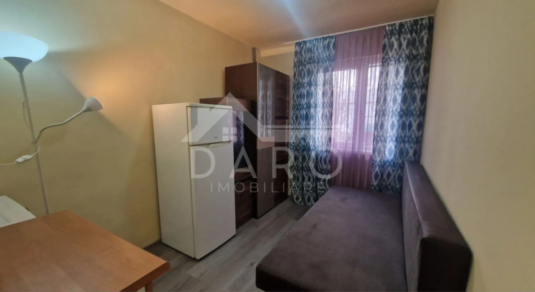 🏡 Garsonieră de vânzare – Str. Hunedoara | 15 mp | 22.000 € | Ideală - 🏡 Garsonieră de vânzare sau inchiriere – Str. Hunedoara | 15 mp | 25,500€ | Ideală pentru investiție

Se oferă spre vânzare spațiu locativ situat pe strada Hunedoara, potrivit pentru locuire sau investiție, cu posibilitate de amenajare tip garsonieră.
📐 Suprafață utilă: 15 mp
✔ posibilitate de compartimentare eficientă
✔ ideal pentru investiție

Compartimentare și posibilități:

✔ spațiu open space
✔ se poate amenaja chicinetă în interior
✔ racordare existentă la apă și canalizare

Dotări și utilități:

✔ utilități disponibile: apă și canalizare
✔ spațiu compact, ușor de întreținut

Avantaje:

📍 investiție cu randament bun
📍 cost redus de achiziție și întreținere
📍 potrivit pentru studenți sau persoane singure

💎 O oportunitate excelentă pentru cei care caută o proprietate accesibilă, cu potențial de închiriere.

🤝 Proprietate promovată prin DARO Imobiliare

💳 Pentru achiziție, prin Kiwi Finance beneficiezi de:
✔ analiză GRATUITĂ a eligibilității
✔ acces la oferte de la peste 12 bănci
✔ negocierea dobânzii în favoarea ta
✔ suport complet până la semnarea contractului

📞 Detalii și vizionări:
Coman Maria – DARO Imobiliare & Kiwi Finance
📱 0749 535 729

🔑 DARO Imobiliare – găsim proprietatea potrivită.
💳 Kiwi Finance – obținem creditul pentru a o cumpăra.