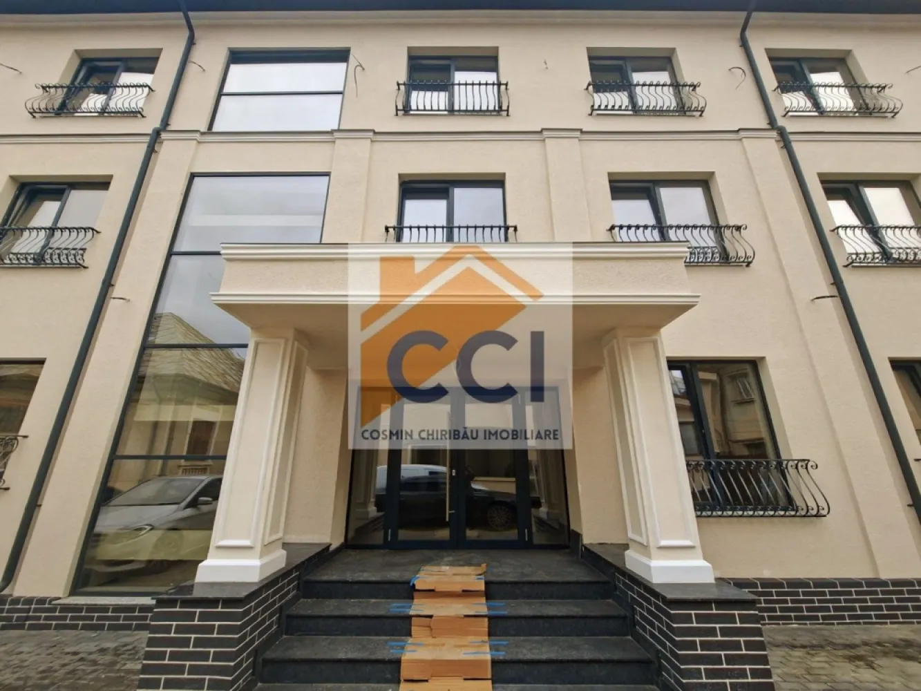 Cladire multifunctionala de inchiriat - Cauți un spațiu reprezentativ, ușor de adaptat afacerii tale, chiar în zona centrală a Bacăului?
Îți propunem spre închiriere o clădire multifuncțională situată pe str. Cuza Vodă ( in spatele Pensiunii Tosca), cu o suprafață construită de 800 mp, dispusă pe S+P+2E, ideală pentru:
- clinică medicală / laborator, firmă IT, birouri de reprezentanță, centru educațional / after-school, sală de training, coworking, showroom, studio etc.
Detalii principale:
Suprafață construită: 800 mp
Regim de înălțime: P + 2 etaje
Disponobile locuri de parcare pe teren privat
Compartimentare flexibilă, ușor de adaptat în funcție de activitate
Fațadă vizibilă, cu acces facil din stradă
Zonă circulată, aproape de centru și de puncte de interes importante
Clădirea se pretează excelent pentru afaceri care au nevoie de imagine, spațiu și accesibilitate,intr o cladire moderba ,tehnologizata ,cu finisaje excelente si atentie la detalii
Dacă vrei să îți dezvolți businessul într-un imobil care inspiră profesionalism și seriozitate, acesta poate fi exact ce cauți.

Pentru detalii suplimentare și vizionare, lasă-mi mesaj în privat.
