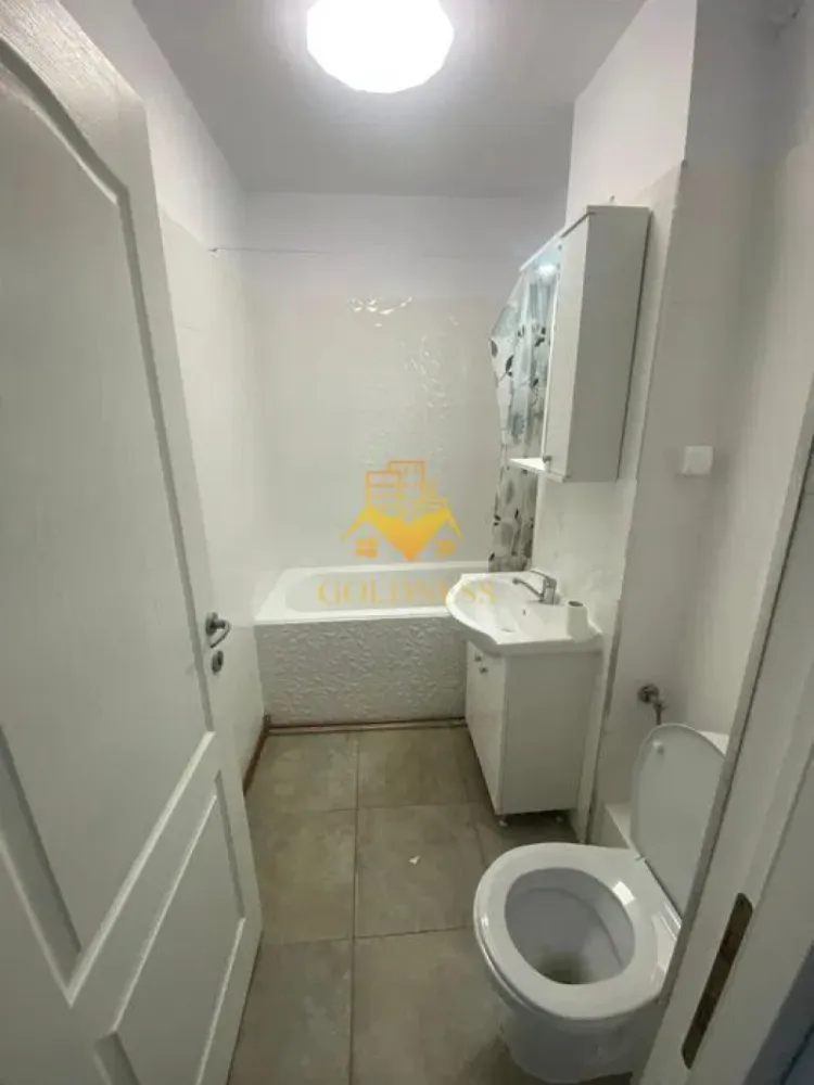 2 Camere Openspace, FSEGA, Iulius Mall,Gheorgheni,Petfriendly,Modern - GOLDNESS Imobiliare vă propune spre închiriere un apartament cu 2 camere complet mobilat și utilat, la etajul 2 într-un imobil de 10 etaje, în Cartierul Gheorgheni!
Posibilitate de parcare in zona la liber!
Se află în apropierea stațiilor de transport în comun, magazine, restaurante, spații verzi, farmacii, etc. 

Apartamentul este compartimentat astfel:
 - dormitor cu pat matrimonial, dressing, noptiere
 - living cu bucatarie open space complet utilată și mobilată, canapea extensibilă, loc de servit masa 
 - baie cu cada, calorifer port prosop și dulap pentru depozitare.
 - balcon 5 mp.

UNCTE DE INTERES – GHEORGHENI, CLUJ-NAPOCA

- Iulius Mall & Iulius Business Center

aproximativ 15 minute de mers pe jos
7-10 minute cu transportul în comun
5 minute cu mașina

- FSEGA (Facultatea de Științe Economice și Gestiunea Afacerilor)
aproximativ 15 minute de mers pe jos
8-10 minute cu transportul în comun
5 minute cu mașina

- Baza Sportivă Gheorgheni
aproximativ 12 minute de mers pe jos
5 minute cu transportul în comun
3 minute cu mașina

-Piața Mărăști
aproximativ 15 minute de mers pe jos
5-7 minute cu transportul în comun
5 minute cu mașina

- Centrul orașului – Piața Unirii
aproximativ 35-40 minute de mers pe jos
15-20 minute cu transportul în comun
10-12 minute cu mașina

- Aeroportul Internațional Avram Iancu
20-30 minute cu transportul în comun
10-15 minute cu mașina

Acces rapid către Centru, Mărăști, Aeroport, Gară și principalele zone de interes ale orașului.

Zona este apreciată pentru accesibilitate, proximitatea față de centre comerciale, spații verzi, unități de învățământ, facilități sportive și conexiunea rapidă cu principalele puncte de interes din Cluj-Napoca.

Imobilul este dotat cu toate cele necesare- centrală proprie, frigider, aragaz, hotă, mașină de spălat haine, etc. 

Dacă sunteți interesați de acest apartament și doriți să îl vizionați, dar și pentru alte oferte nu ezitați să ne contactați telefonic sau prin e-mail. Vă stăm la dispoziție!
Pentru intermediere se percepe un comision de 50% din prețul chiriei!