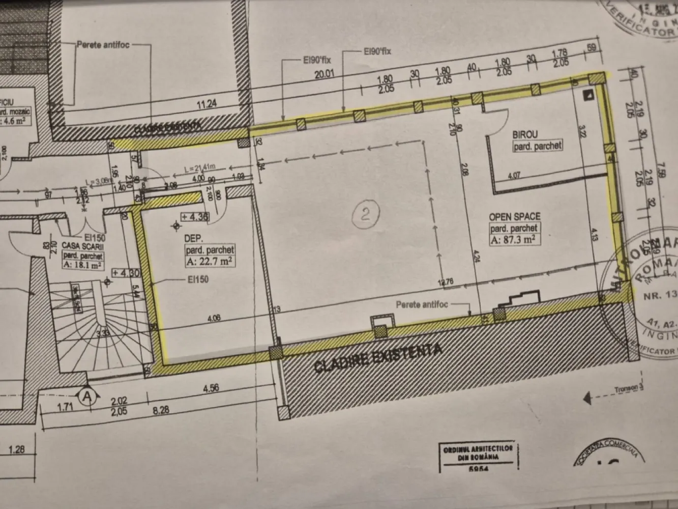 Comision 0 - Spații birouri libere, zonă centrală - Vă propunem spre închiriere în zona centrală a Brașovului, la 5 minute de Centru Civic și mall Afi,
spații de birouri cu toate dotările și facilitățile necesare desfășurării activității, acces cu lift și lumină naturală.

- complex cu pază permanentă, monitorizată 
- posibilitate locuri de parcare contracost
- amenajări personalizate, la cerere
Indiferent de spațiului ales, pardoseala este acoperită cu mochetă sau parchet, instalație electrică de iluminat prevăzută cu led, aer condiționat, grupuri sanitare proprii noi, tavan casetat posibilitate alte dotări la cerere 
( bucătărie, sală de mese, instalație electrică de curenți slabi, acces cu cartelă și altele)

Spații birouri 

1. - situat la etajul 2, în suprafață de 41,8 mp, preț 12 eur + TVA/ mp
2. – situat la etajul 1, în suprafață de 130 mp, compus din 3 încăperi, preț 12 eur+ TVA/mp
3 - situat la et 1, în suprafață de 33 mp, open -space, pret 12 eur + TVA/MP