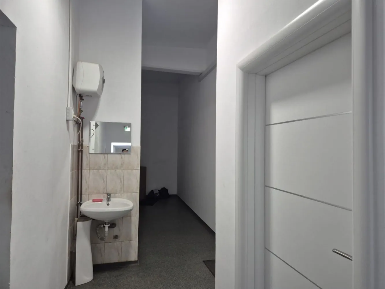 Comision 0 - Spații birouri libere, zonă centrală - Vă propunem spre închiriere în zona centrală a Brașovului, la 5 minute de Centru Civic și mall Afi,
spații de birouri cu toate dotările și facilitățile necesare desfășurării activității, acces cu lift și lumină naturală.

- complex cu pază permanentă, monitorizată 
- posibilitate locuri de parcare contracost
- amenajări personalizate, la cerere
Indiferent de spațiului ales, pardoseala este acoperită cu mochetă sau parchet, instalație electrică de iluminat prevăzută cu led, aer condiționat, grupuri sanitare proprii noi, tavan casetat posibilitate alte dotări la cerere 
( bucătărie, sală de mese, instalație electrică de curenți slabi, acces cu cartelă și altele)

Spații birouri 

1. - situat la etajul 2, în suprafață de 41,8 mp, preț 12 eur + TVA/ mp
2. – situat la etajul 1, în suprafață de 130 mp, compus din 3 încăperi, preț 12 eur+ TVA/mp
3 - situat la et 1, în suprafață de 33 mp, open -space, pret 12 eur + TVA/MP