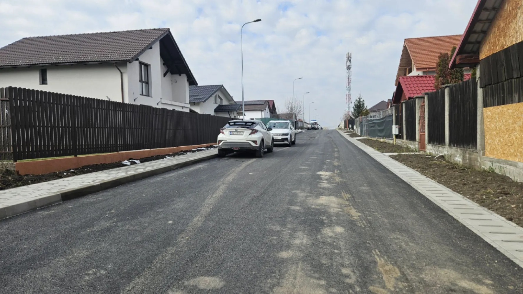 Sanpetru, zona vile noi,toate utilitatile, asfalt, iluminat - Euro Dome Imobiliare vă propune spre vânzare, în sistem de reprezentare exclusivă, cu 0% comision pentru cumpărător, un teren intravilan situat în Sânpetru, într-o zonă rezidențială de vile noi.

Suprafață: 304 mp Front stradal: 14 m
Toate utilitățile sunt în fața terenului: apă, gaz, curent, canalizare, asfalt și iluminat public.
Conform PUZ: P+E+M, POT 35%, CUT 0.85.
Există certificat de urbanism emis în acest an.
Poziționare avantajoasă, cu acces rapid către Mall Coresi și alte puncte de interes din Brașov.

Preț: 33.000 Euro