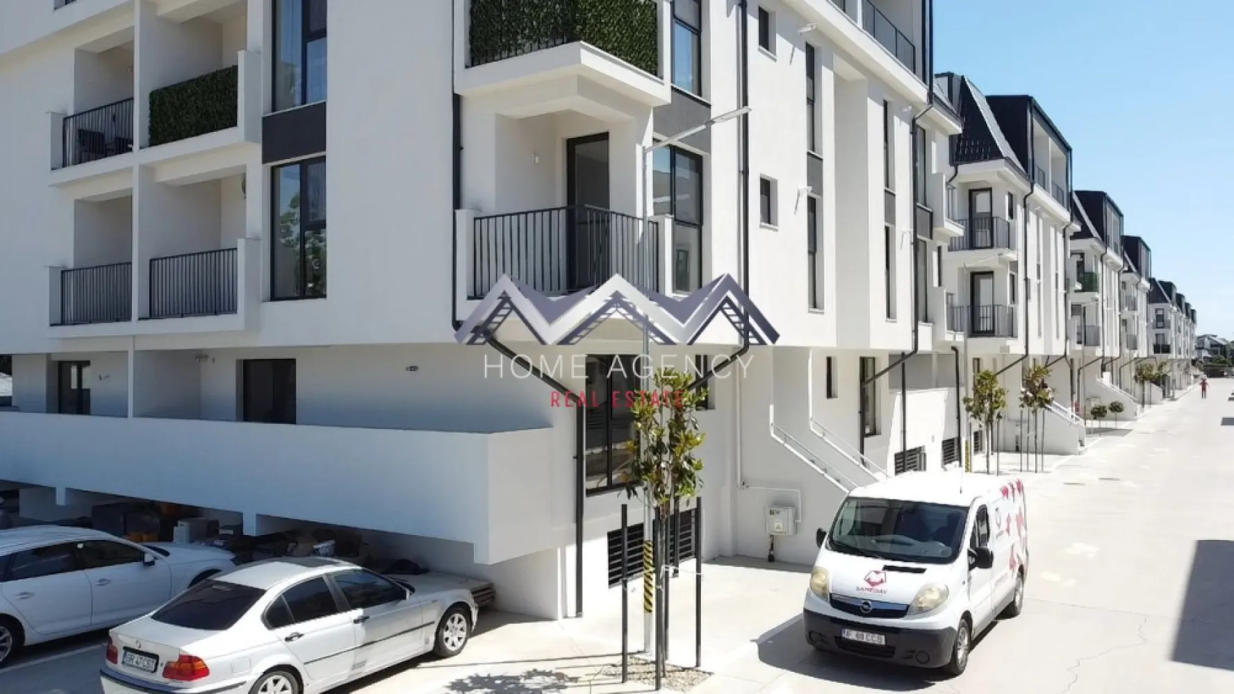 Apartament 3 camere Otopeni central | bloc nou, parcare, comision 0 - Achiziția se realizează direct de la dezvoltator, fără perceperea vreunui comision din partea cumpărătorului. Oferim consultanță gratuită pe întreaga durată a procesului de achiziție, asigurând suport specializat la fiecare etapă. De asemenea, la solicitare, punem la dispoziție servicii de brokeraj financiar, fără costuri suplimentare, pentru identificarea celor mai avantajoase soluții de finanțare adaptate nevoilor dumneavoastră.

Vă propunem, spre vânzare, un apartament de 3 camere modern, situat într-un bloc nou D+P+3mansardat, aflat în zona centrală a orașului Otopeni. Este alegerea ideală atât pentru o locuință confortabilă și bine organizată, cât și pentru o investiție sigură și profitabilă, fie pentru închiriere pe termen lung, fie în regim hotelier prin platforme precum Airbnb sau Booking.

Compartimentarea a fost gândită astfel încât să ofere funcționalitate și confort. Livingul este integrat cu o bucătărie retrasă, pe o suprafață utilă de 33,56 mp, cu deschidere spre balcon. Cele două dormitoare sunt spațioase și primitoare, unul dintre ele beneficiază de acces direct către o terasă privată de 7,71 mp. Apartamentul dispune de o baie modernă, dotată cu duș walk-in și fereastră, precum și de un WC de serviciu separat, ceea ce sporește gradul de confort.

Imobilul se predă complet finisat, cu parchet, gresie, faianță și băi complet utilate, astfel încât viitorul proprietar să beneficieze de un apartament pregătit pentru amenajare. Confortul termic este asigurat de centrala proprie și încălzirea prin pardoseală, o soluție modernă care oferă o temperatură uniformă în toate camerele și contribuie la reducerea costurilor de întreținere. Apartamentul este racordat la toate utilitățile publice – apă, gaze, electricitate și canalizare – și dispune de un loc de parcare inclus în preț, pentru un plus de confort și siguranță.

Un alt avantaj important îl reprezintă poziționarea excelentă. Apartamentul se află la doar 10 minute de mers pe jos până la piață și magazine, iar școala este accesibilă la cel mult 15 minute pe jos (4 minute cu mașina). Totodată, în imediata apropiere există restaurante, supermarketuri, farmacii, bănci, transport public. Accesul către DN1, Centura Capitalei și Aeroportul Henri Coandă este rapid și facil, iar în perspectivă, zona va fi deservită și de viitoarea stație de metrou.

Prețul afișat include TVA și nu ascunde costuri suplimentare. 

📞 Programează acum o vizionare!