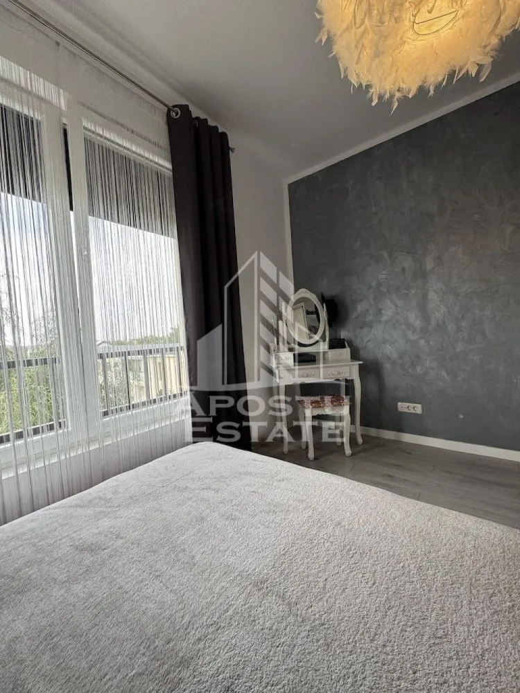 Apartament 2 camere ,de inchiriat ,Dumbravita - in spare la Decathlon - Agentia imobiliara APOSTU ESTATE va propune spre inchiriere un apartament cu 2 camere, spatios si luminos, o zona linistita si bine pozitionata din Dumbravita , potrivit pentru cupluri,familii, sau studenti care isi doresc o locuinta unde sa se simta confortabil si cu acces facil catre scoli, statii de autobuz, supermarketuri , magazine de zona, parcuri.

Suprafata utila: 48 mp
Compartimentare eficienta:
-Hol de acces generos
-Bucatarie complet mobilata si utilata, cu loc de luat masa
-Living luminos si spatios
-Dormitor mobilat si utilat
-Baie prevazuta cu cada

Confort si facilitati:
-Incalzirea apartamentului: centrala proprie 
-Apartamentul este complet mobilat si utilat
-Se accepta catelus de talie mica de catre proprietar
-Loc de parcare inclus in pret 
Localizare:
-Timis,Dumbravita – acces facil spre magazine, supermarketul Auchan,scoli, parcuri si mijloace de transport in comun.

Ideal pentru:
-Familii
-Cupluri
-Studenti

Pret chirie lunara: 470 EURO
Programeaza o vizionare pentru a-ti putea imagina viitorul aici!
ID intern: CP3174219