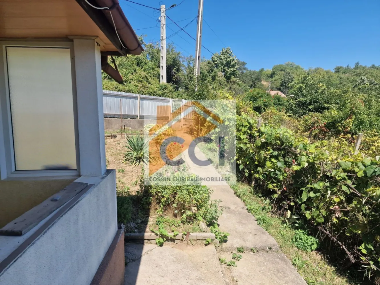 Casa in mediu rural cu teren