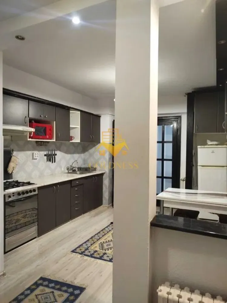2 camere decomandate, Titulescu, Modern,Facultatea de drept,Cipariu. - GOLDNESS Imobiliare vă propune spre închiriere un apartament cu 2 camere complet mobilat și utilat, la parterul unui imobil de 8 etaje, în Cartierul Gheorgheni!
Posibilitate de parcare in zona la liber!
Se află în apropierea stațiilor de transport în comun, magazine, restaurante, spații verzi, farmacii, etc. 

Apartamentul este compartimentat astfel:
 - dormitor cu pat matrimonial, dressing, noptiere
 - living cu canapea extensibilă, loc de servit masa 
 -bucatarie complet utilată și mobilată, 
 - baie cu cada, calorifer port prosop și dulap pentru depozitare.
 - balcon 5 mp.

Imobilul este dotat cu toate cele necesare- centrală proprie, frigider, aragaz, hotă, mașină de spălat haine, etc. 

Dacă sunteți interesați de acest apartament și doriți să îl vizionați, dar și pentru alte oferte nu ezitați să ne contactați telefonic sau prin e-mail. Vă stăm la dispoziție!
Pentru intermediere se percepe un comision de 50% din prețul chiriei!
