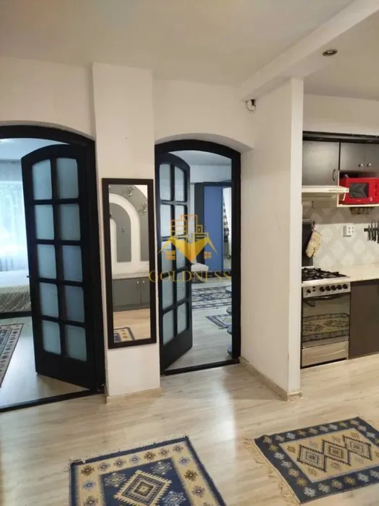 2 camere decomandate, Titulescu, Modern,Facultatea de drept,Cipariu. - GOLDNESS Imobiliare vă propune spre închiriere un apartament cu 2 camere complet mobilat și utilat, la parterul unui imobil de 8 etaje, în Cartierul Gheorgheni!
Posibilitate de parcare in zona la liber!
Se află în apropierea stațiilor de transport în comun, magazine, restaurante, spații verzi, farmacii, etc. 

Apartamentul este compartimentat astfel:
 - dormitor cu pat matrimonial, dressing, noptiere
 - living cu canapea extensibilă, loc de servit masa 
 -bucatarie complet utilată și mobilată, 
 - baie cu cada, calorifer port prosop și dulap pentru depozitare.
 - balcon 5 mp.

Imobilul este dotat cu toate cele necesare- centrală proprie, frigider, aragaz, hotă, mașină de spălat haine, etc. 

Dacă sunteți interesați de acest apartament și doriți să îl vizionați, dar și pentru alte oferte nu ezitați să ne contactați telefonic sau prin e-mail. Vă stăm la dispoziție!
Pentru intermediere se percepe un comision de 50% din prețul chiriei!