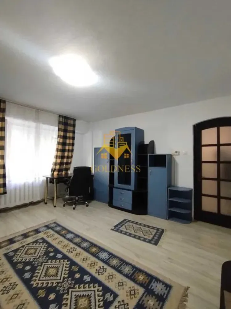 2 camere decomandate, Titulescu, Modern,Facultatea de drept,Cipariu. - GOLDNESS Imobiliare vă propune spre închiriere un apartament cu 2 camere complet mobilat și utilat, la parterul unui imobil de 8 etaje, în Cartierul Gheorgheni!
Posibilitate de parcare in zona la liber!
Se află în apropierea stațiilor de transport în comun, magazine, restaurante, spații verzi, farmacii, etc. 

Apartamentul este compartimentat astfel:
 - dormitor cu pat matrimonial, dressing, noptiere
 - living cu canapea extensibilă, loc de servit masa 
 -bucatarie complet utilată și mobilată, 
 - baie cu cada, calorifer port prosop și dulap pentru depozitare.
 - balcon 5 mp.

Imobilul este dotat cu toate cele necesare- centrală proprie, frigider, aragaz, hotă, mașină de spălat haine, etc. 

Dacă sunteți interesați de acest apartament și doriți să îl vizionați, dar și pentru alte oferte nu ezitați să ne contactați telefonic sau prin e-mail. Vă stăm la dispoziție!
Pentru intermediere se percepe un comision de 50% din prețul chiriei!