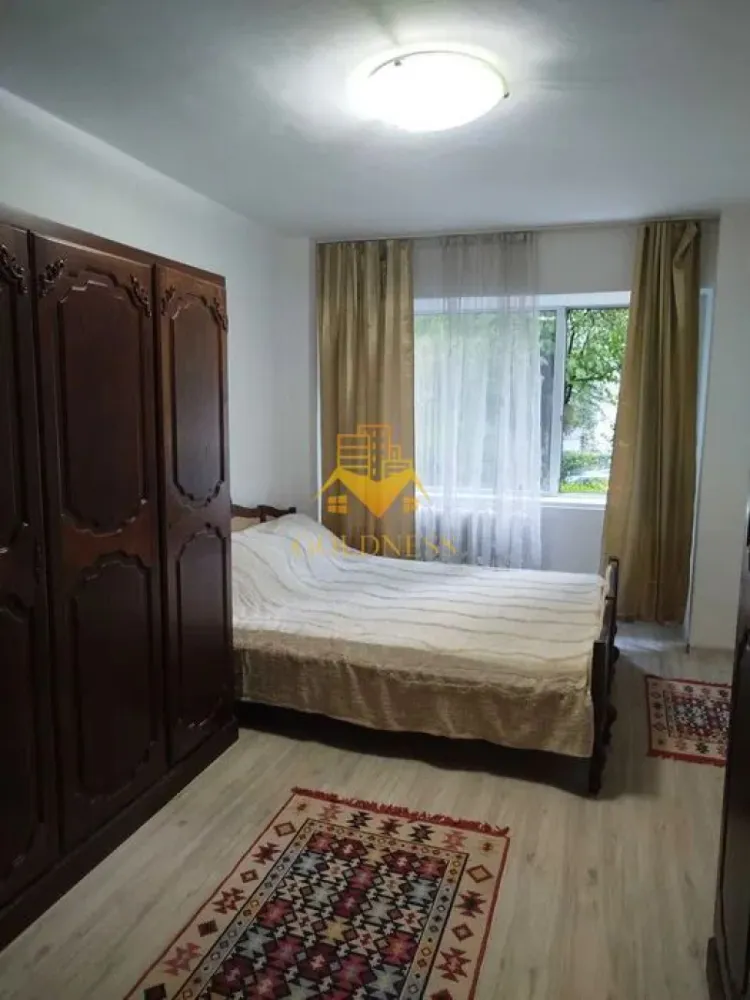 2 camere decomandate, Titulescu, Modern,Facultatea de drept,Cipariu. - GOLDNESS Imobiliare vă propune spre închiriere un apartament cu 2 camere complet mobilat și utilat, la parterul unui imobil de 8 etaje, în Cartierul Gheorgheni!
Posibilitate de parcare in zona la liber!
Se află în apropierea stațiilor de transport în comun, magazine, restaurante, spații verzi, farmacii, etc. 

Apartamentul este compartimentat astfel:
 - dormitor cu pat matrimonial, dressing, noptiere
 - living cu canapea extensibilă, loc de servit masa 
 -bucatarie complet utilată și mobilată, 
 - baie cu cada, calorifer port prosop și dulap pentru depozitare.
 - balcon 5 mp.

Imobilul este dotat cu toate cele necesare- centrală proprie, frigider, aragaz, hotă, mașină de spălat haine, etc. 

Dacă sunteți interesați de acest apartament și doriți să îl vizionați, dar și pentru alte oferte nu ezitați să ne contactați telefonic sau prin e-mail. Vă stăm la dispoziție!
Pentru intermediere se percepe un comision de 50% din prețul chiriei!