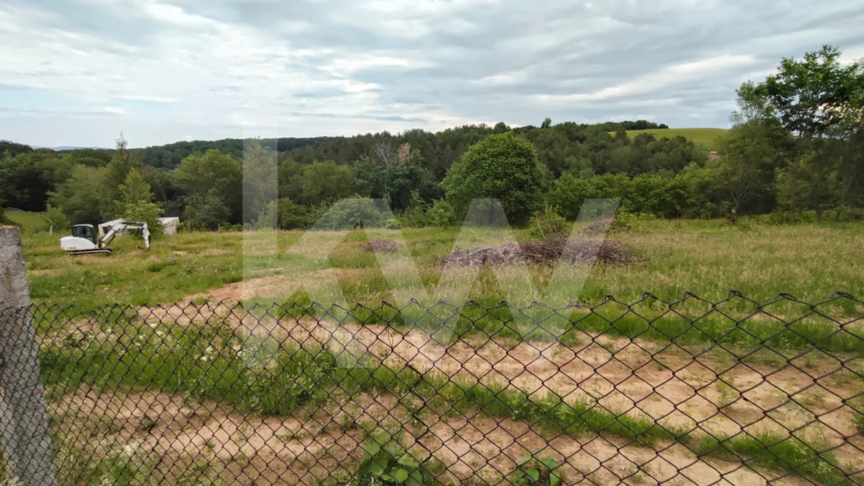 Teren Intravilan 977 mp de Vânzare în Cisnădioara – Locație de Poveste - Teren intravilan 977 mp în Cisnădioara – Panorama superbă și potențial excelent de investiție
Există locuri care îți oferă doar un teren. Și există locuri care îți oferă o perspectivă asupra viitorului.
În una dintre cele mai apreciate zone din împrejurimile Sibiului, la poalele munților și în mijlocul naturii, vă propun spre vânzare un teren intravilan cu suprafața de 977 mp, situat în Cisnădioara, o localitate recunoscută pentru peisajele sale spectaculoase, liniște și calitatea vieții.
Terenul este încadrat urbanistic în zona destinată locuințelor individuale și colective mici, fiind ideal pentru construirea unei case de familie, a unei vile de vacanță sau pentru o investiție rezidențială de perspectivă.
 Suprafață teren: 977 mp
 Intravilan
 Zonă în continuă dezvoltare
 Utilități în apropiere
 Acces facil către Sibiu
 Cadru natural deosebit și priveliști superbe către munți
POT 25% | CUT 0,9
Dacă îți dorești să construiești într-o zonă exclusivistă, unde natura și liniștea se îmbină perfect cu accesul rapid către oraș, acest teren reprezintă alegerea ideală.
Cisnădioara – locul unde investiția ta prinde rădăcini și crește în valoare.