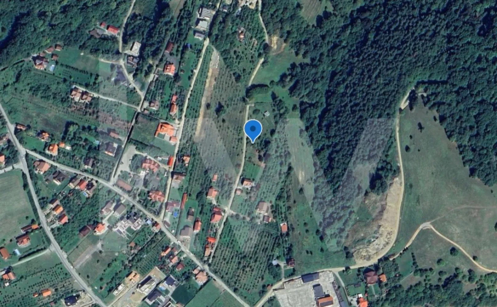 Teren Intravilan 977 mp de Vânzare în Cisnădioara – Locație de Poveste - Teren intravilan 977 mp în Cisnădioara – Panorama superbă și potențial excelent de investiție
Există locuri care îți oferă doar un teren. Și există locuri care îți oferă o perspectivă asupra viitorului.
În una dintre cele mai apreciate zone din împrejurimile Sibiului, la poalele munților și în mijlocul naturii, vă propun spre vânzare un teren intravilan cu suprafața de 977 mp, situat în Cisnădioara, o localitate recunoscută pentru peisajele sale spectaculoase, liniște și calitatea vieții.
Terenul este încadrat urbanistic în zona destinată locuințelor individuale și colective mici, fiind ideal pentru construirea unei case de familie, a unei vile de vacanță sau pentru o investiție rezidențială de perspectivă.
 Suprafață teren: 977 mp
 Intravilan
 Zonă în continuă dezvoltare
 Utilități în apropiere
 Acces facil către Sibiu
 Cadru natural deosebit și priveliști superbe către munți
POT 25% | CUT 0,9
Dacă îți dorești să construiești într-o zonă exclusivistă, unde natura și liniștea se îmbină perfect cu accesul rapid către oraș, acest teren reprezintă alegerea ideală.
Cisnădioara – locul unde investiția ta prinde rădăcini și crește în valoare.