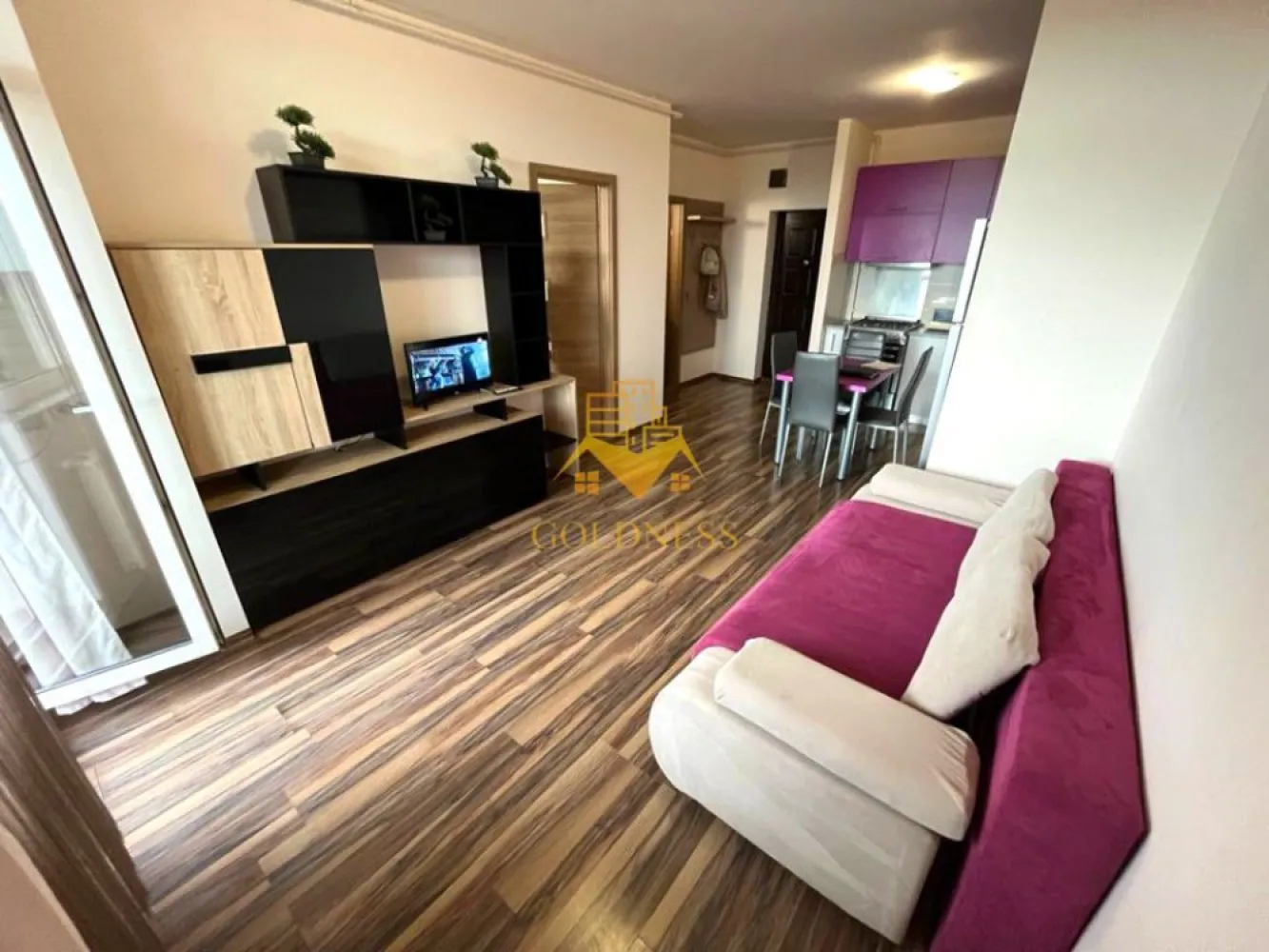 2 camere semidecomandate, Iris, Auchan, UTCN - GOLDNESS Imobiliare vă propune spre închiriere un apartament cu 2 camere complet mobilat și utilat, la etajul 4 într-un imobil de 7 etaje, în Cartierul Iris.
Dispune de loc de parcare inclus in pret!
Se află în apropierea stațiilor de transport în comun, magazine, restaurante, spații verzi, farmacii, etc. 

Apartamentul este compartimentat astfel:
 - dormitor cu pat matrimonial, dressing, noptiere
 - living cu bucatarie open space complet utilată și mobilată, canapea extensibilă, loc de servit masa 
 - baie cu cabina de dus, calorifer port prosop și dulap pentru depozitare.
 - terasa de 10 mp.

Imobilul este dotat cu toate cele necesare- centrală proprie, frigider, aragaz, hotă, mașină de spălat haine, etc. 

Dacă sunteți interesați de acest apartament și doriți să îl vizionați, dar și pentru alte oferte nu ezitați să ne contactați telefonic sau prin e-mail. Vă stăm la dispoziție!

Pentru intermediere se percepe un comision de 50% din prețul chiriei!