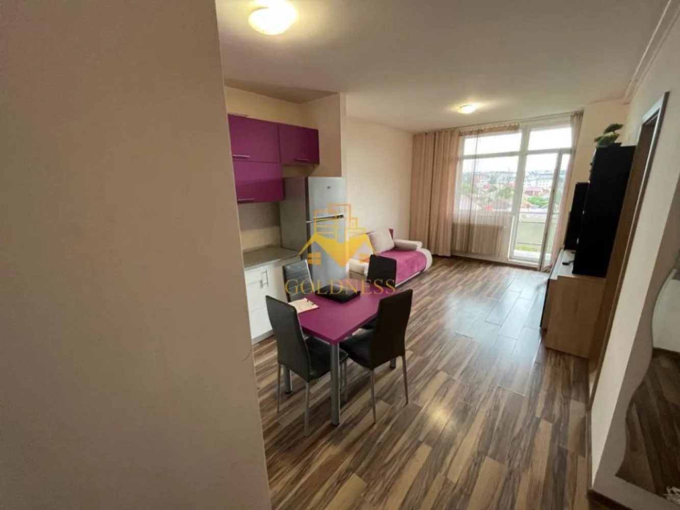 2 camere semidecomandate, Iris, Auchan, UTCN - GOLDNESS Imobiliare vă propune spre închiriere un apartament cu 2 camere complet mobilat și utilat, la etajul 4 într-un imobil de 7 etaje, în Cartierul Iris.
Dispune de loc de parcare inclus in pret!
Se află în apropierea stațiilor de transport în comun, magazine, restaurante, spații verzi, farmacii, etc. 

Apartamentul este compartimentat astfel:
 - dormitor cu pat matrimonial, dressing, noptiere
 - living cu bucatarie open space complet utilată și mobilată, canapea extensibilă, loc de servit masa 
 - baie cu cabina de dus, calorifer port prosop și dulap pentru depozitare.
 - terasa de 10 mp.

Imobilul este dotat cu toate cele necesare- centrală proprie, frigider, aragaz, hotă, mașină de spălat haine, etc. 

Dacă sunteți interesați de acest apartament și doriți să îl vizionați, dar și pentru alte oferte nu ezitați să ne contactați telefonic sau prin e-mail. Vă stăm la dispoziție!

Pentru intermediere se percepe un comision de 50% din prețul chiriei!