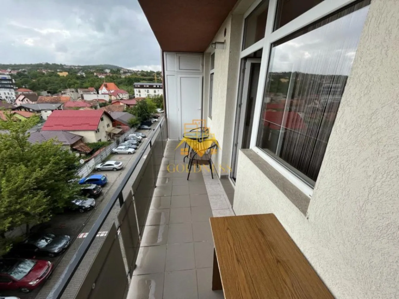 2 camere semidecomandate, Iris, Auchan, UTCN - GOLDNESS Imobiliare vă propune spre închiriere un apartament cu 2 camere complet mobilat și utilat, la etajul 4 într-un imobil de 7 etaje, în Cartierul Iris.
Dispune de loc de parcare inclus in pret!
Se află în apropierea stațiilor de transport în comun, magazine, restaurante, spații verzi, farmacii, etc. 

Apartamentul este compartimentat astfel:
 - dormitor cu pat matrimonial, dressing, noptiere
 - living cu bucatarie open space complet utilată și mobilată, canapea extensibilă, loc de servit masa 
 - baie cu cabina de dus, calorifer port prosop și dulap pentru depozitare.
 - terasa de 10 mp.

Imobilul este dotat cu toate cele necesare- centrală proprie, frigider, aragaz, hotă, mașină de spălat haine, etc. 

Dacă sunteți interesați de acest apartament și doriți să îl vizionați, dar și pentru alte oferte nu ezitați să ne contactați telefonic sau prin e-mail. Vă stăm la dispoziție!

Pentru intermediere se percepe un comision de 50% din prețul chiriei!