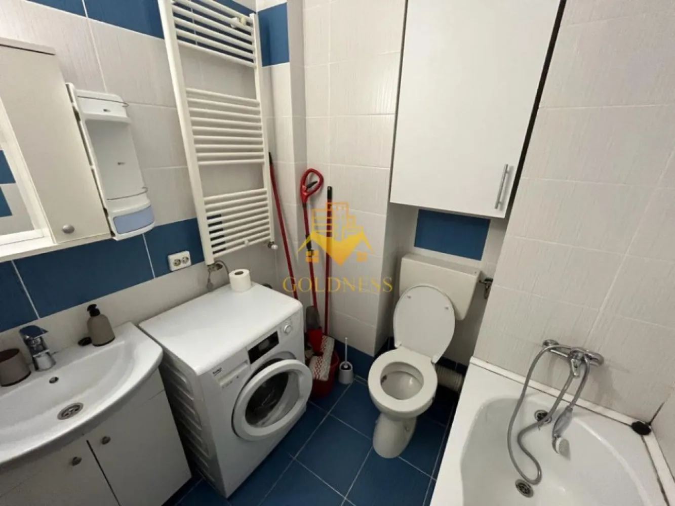 2 camere semidecomandate, Iris, Auchan, UTCN - GOLDNESS Imobiliare vă propune spre închiriere un apartament cu 2 camere complet mobilat și utilat, la etajul 4 într-un imobil de 7 etaje, în Cartierul Iris.
Dispune de loc de parcare inclus in pret!
Se află în apropierea stațiilor de transport în comun, magazine, restaurante, spații verzi, farmacii, etc. 

Apartamentul este compartimentat astfel:
 - dormitor cu pat matrimonial, dressing, noptiere
 - living cu bucatarie open space complet utilată și mobilată, canapea extensibilă, loc de servit masa 
 - baie cu cabina de dus, calorifer port prosop și dulap pentru depozitare.
 - terasa de 10 mp.

Imobilul este dotat cu toate cele necesare- centrală proprie, frigider, aragaz, hotă, mașină de spălat haine, etc. 

Dacă sunteți interesați de acest apartament și doriți să îl vizionați, dar și pentru alte oferte nu ezitați să ne contactați telefonic sau prin e-mail. Vă stăm la dispoziție!

Pentru intermediere se percepe un comision de 50% din prețul chiriei!