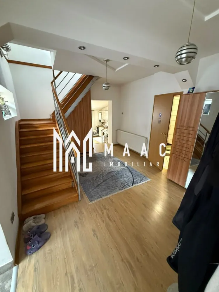 Casă de vânzare 4 camere | Lupeni, Sibiu | 141 mp utili, teren 676 mp - Casă individuală cu 4 camere în cartierul Lupeni din Sibiu, cu 141 mp utili și teren de 676 mp. Proprietatea oferă 2 băi, balcon și acces din două străzi.

Detalii proprietate:
• Casă individuală cu 4 camere, 2 dormitoare, 2 băi și 1 bucătărie
• Suprafață utilă: 141 mp
• Suprafață teren: 676 mp
• Balcon: 1
• An finalizare extindere: 2009
• Parterul include living, hol de acces, baie și bucătărie
• Etajul include 2 dormitoare, baie și balcon pe latura din spate
• Pod și pivniță pentru spații auxiliare
• Construcție cu placă de beton între niveluri; parter din cărămidă, etaj din BCA
• Izolație exterioară de 10 cm
• Centrală termică pe gaz cu calorifere, șemineu și panouri fotovoltaice
• Aer condiționat într-unul dintre dormitoare

Localizare și amplasare:
Proprietatea este situată pe Strada Teilor, în cartierul Lupeni din Sibiu, într-o zonă liniștită. Terenul are deschidere la stradă pe ambele laturi, cu front stradal de aproximativ 10 metri atât în partea din față, cât și în partea din spate.

Cod anunț CP3167574. Contactați-ne pentru o vizionare și pentru detalii suplimentare despre această proprietate.