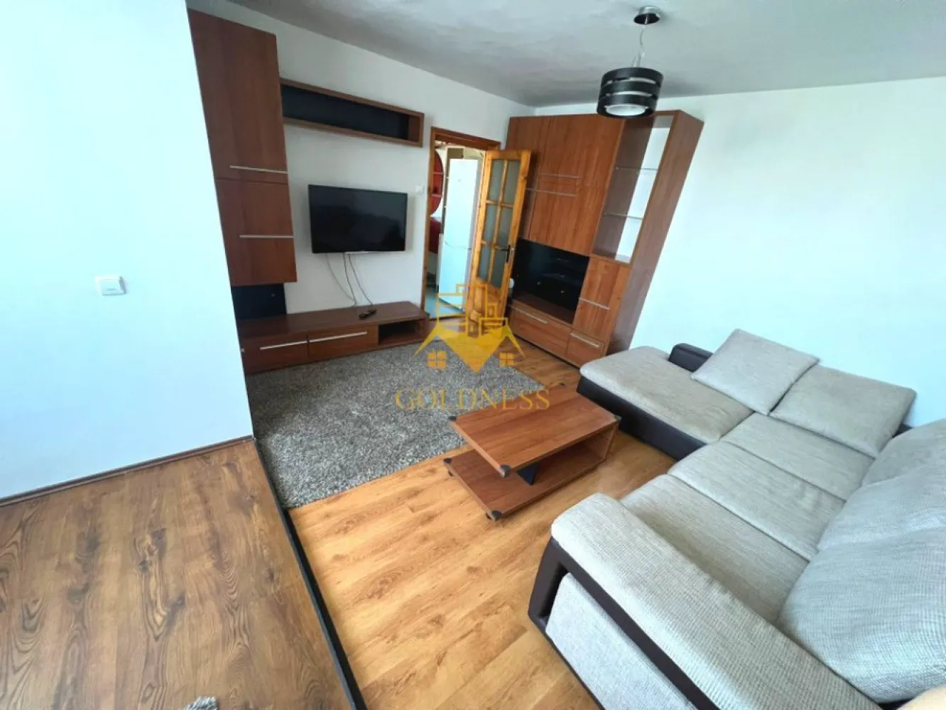 3 camere decomandate, Manastur, Zona Primaverii, Tabita, Calvaria - GOLDNESS Imobiliare vă propune spre închiriere un apartament cu 3 camere decomandate complet mobilat și utilat, la etajul 8 într-un imobil de 10 etaje, în Cartierul Manastur, Zona Primaverii/ Tabita/ Podul Calvaria.

Se află în apropierea stațiilor de transport în comun, magazine, restaurante, spații verzi, farmacii, etc. 

Apartamentul este compartimentat astfel:
- hol la intrare cu pantofar+cuier
 - dormitor cu pat matrimonial, dressing, noptiere
- dormitor cu o canapea extensibila si dressing 
 - dormitor(living) cu o canapea extensibila, comoda tv, dulap pentru depozitarea hainelor, birou, masuta de cafea
- bucatarie complet utilata cu loc de servit masa 
 - baie cu vana, calorifer port prosop și dulap pentru depozitare.
 
Imobilul este dotat cu toate cele necesare- centrală proprie, mașină de spălat haine, frigider, aragaz, hotă, etc. 

Dacă sunteți interesați de acest apartament și doriți să îl vizionați, dar și pentru alte oferte nu ezitați să ne contactați telefonic sau prin e-mail. Vă stăm la dispoziție!
Pentru intermediere se percepe un comision de 50% din prețul chiriei!