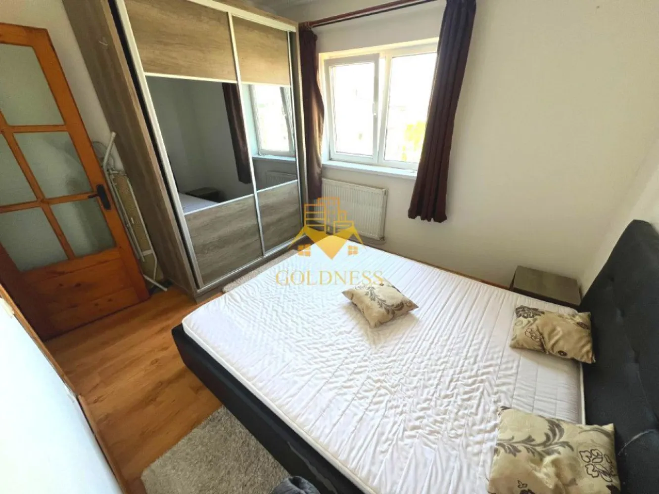 3 camere decomandate, Manastur, Zona Primaverii, Tabita, Calvaria - GOLDNESS Imobiliare vă propune spre închiriere un apartament cu 3 camere decomandate complet mobilat și utilat, la etajul 8 într-un imobil de 10 etaje, în Cartierul Manastur, Zona Primaverii/ Tabita/ Podul Calvaria.

Se află în apropierea stațiilor de transport în comun, magazine, restaurante, spații verzi, farmacii, etc. 

Apartamentul este compartimentat astfel:
- hol la intrare cu pantofar+cuier
 - dormitor cu pat matrimonial, dressing, noptiere
- dormitor cu o canapea extensibila si dressing 
 - dormitor(living) cu o canapea extensibila, comoda tv, dulap pentru depozitarea hainelor, birou, masuta de cafea
- bucatarie complet utilata cu loc de servit masa 
 - baie cu vana, calorifer port prosop și dulap pentru depozitare.
 
Imobilul este dotat cu toate cele necesare- centrală proprie, mașină de spălat haine, frigider, aragaz, hotă, etc. 

Dacă sunteți interesați de acest apartament și doriți să îl vizionați, dar și pentru alte oferte nu ezitați să ne contactați telefonic sau prin e-mail. Vă stăm la dispoziție!
Pentru intermediere se percepe un comision de 50% din prețul chiriei!