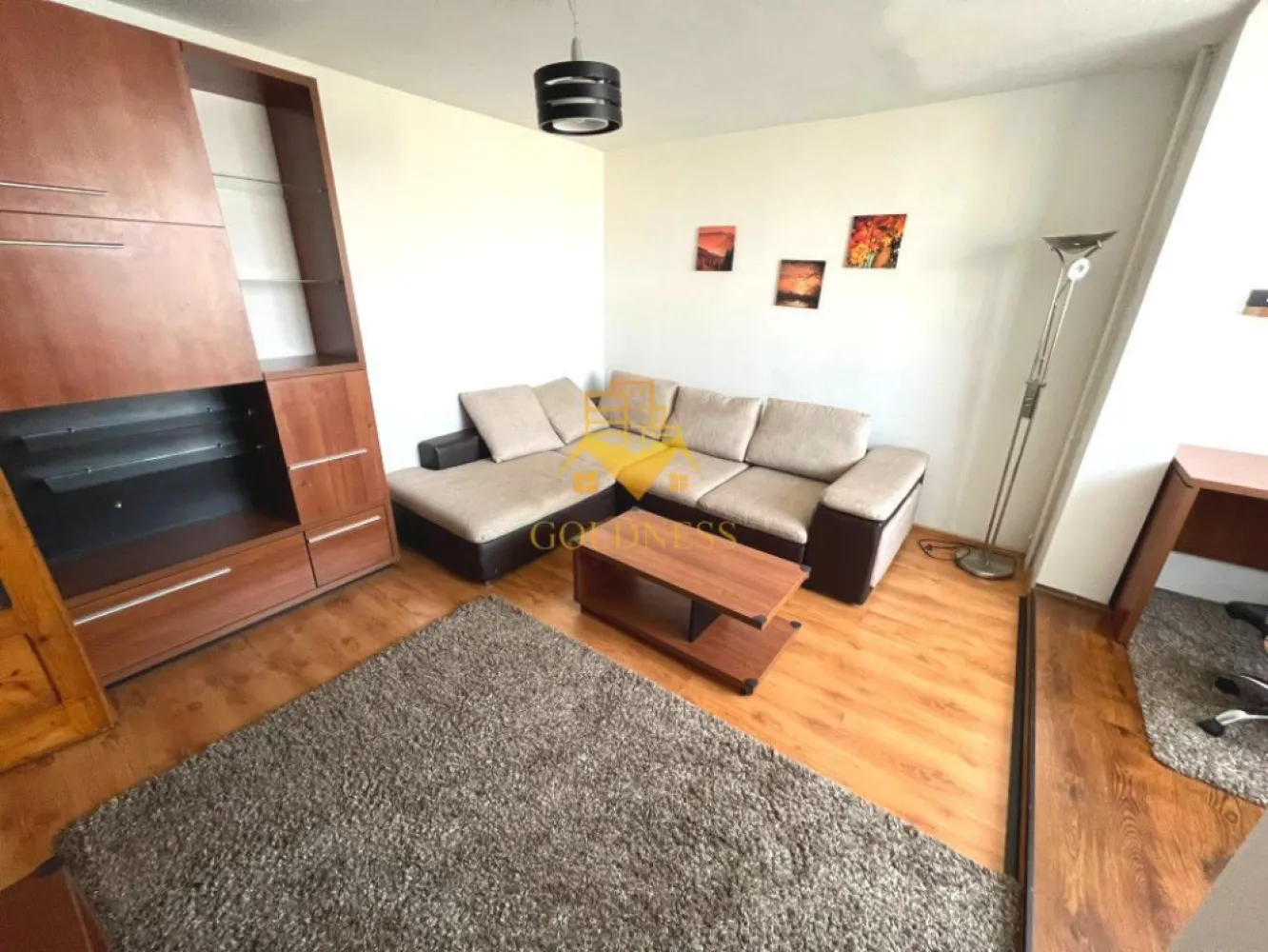 3 camere decomandate, Manastur, Zona Primaverii, Tabita, Calvaria - GOLDNESS Imobiliare vă propune spre închiriere un apartament cu 3 camere decomandate complet mobilat și utilat, la etajul 8 într-un imobil de 10 etaje, în Cartierul Manastur, Zona Primaverii/ Tabita/ Podul Calvaria.

Se află în apropierea stațiilor de transport în comun, magazine, restaurante, spații verzi, farmacii, etc. 

Apartamentul este compartimentat astfel:
- hol la intrare cu pantofar+cuier
 - dormitor cu pat matrimonial, dressing, noptiere
- dormitor cu o canapea extensibila si dressing 
 - dormitor(living) cu o canapea extensibila, comoda tv, dulap pentru depozitarea hainelor, birou, masuta de cafea
- bucatarie complet utilata cu loc de servit masa 
 - baie cu vana, calorifer port prosop și dulap pentru depozitare.
 
Imobilul este dotat cu toate cele necesare- centrală proprie, mașină de spălat haine, frigider, aragaz, hotă, etc. 

Dacă sunteți interesați de acest apartament și doriți să îl vizionați, dar și pentru alte oferte nu ezitați să ne contactați telefonic sau prin e-mail. Vă stăm la dispoziție!
Pentru intermediere se percepe un comision de 50% din prețul chiriei!