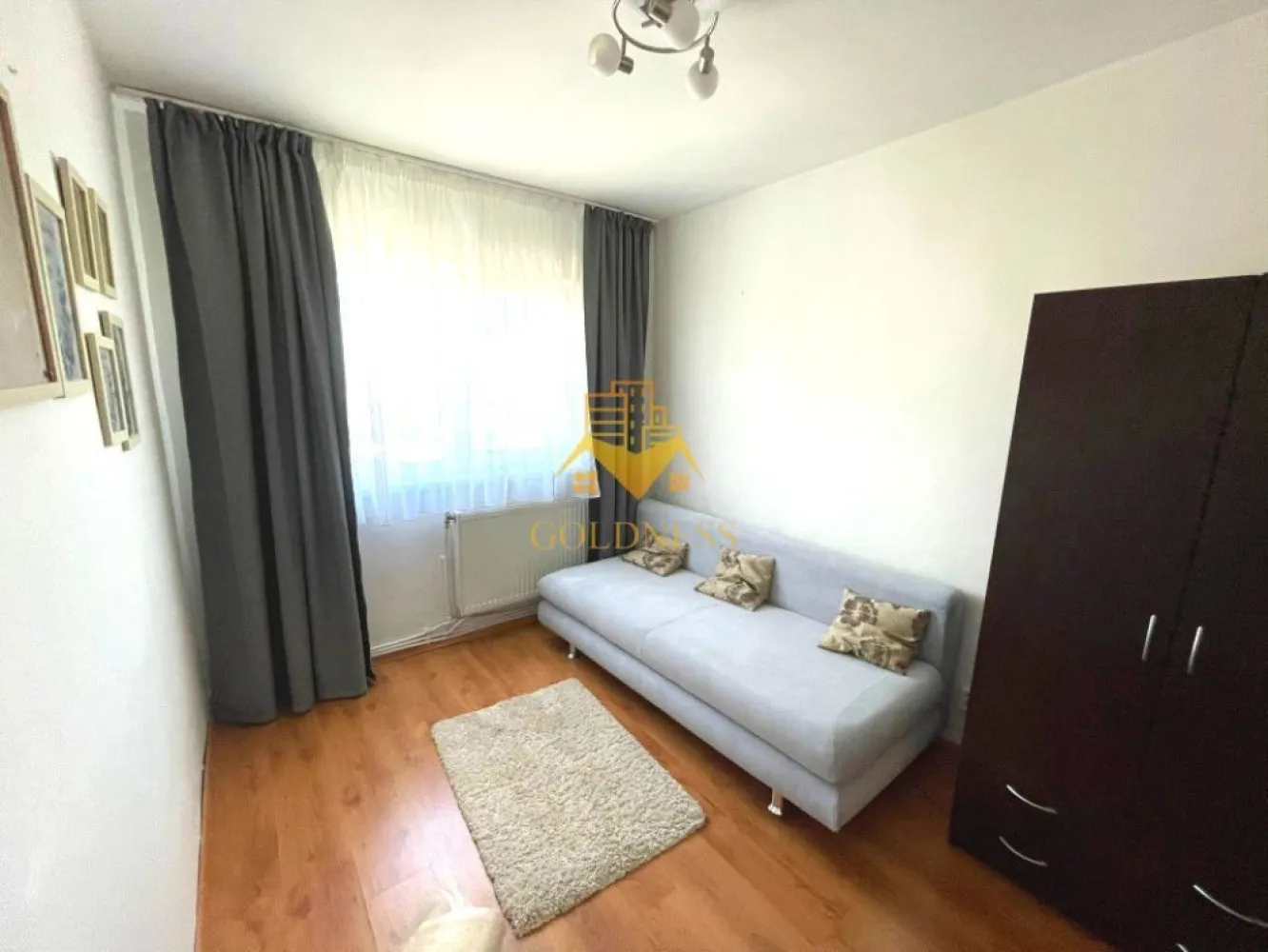 3 camere decomandate, Manastur, Zona Primaverii, Tabita, Calvaria - GOLDNESS Imobiliare vă propune spre închiriere un apartament cu 3 camere decomandate complet mobilat și utilat, la etajul 8 într-un imobil de 10 etaje, în Cartierul Manastur, Zona Primaverii/ Tabita/ Podul Calvaria.

Se află în apropierea stațiilor de transport în comun, magazine, restaurante, spații verzi, farmacii, etc. 

Apartamentul este compartimentat astfel:
- hol la intrare cu pantofar+cuier
 - dormitor cu pat matrimonial, dressing, noptiere
- dormitor cu o canapea extensibila si dressing 
 - dormitor(living) cu o canapea extensibila, comoda tv, dulap pentru depozitarea hainelor, birou, masuta de cafea
- bucatarie complet utilata cu loc de servit masa 
 - baie cu vana, calorifer port prosop și dulap pentru depozitare.
 
Imobilul este dotat cu toate cele necesare- centrală proprie, mașină de spălat haine, frigider, aragaz, hotă, etc. 

Dacă sunteți interesați de acest apartament și doriți să îl vizionați, dar și pentru alte oferte nu ezitați să ne contactați telefonic sau prin e-mail. Vă stăm la dispoziție!
Pentru intermediere se percepe un comision de 50% din prețul chiriei!
